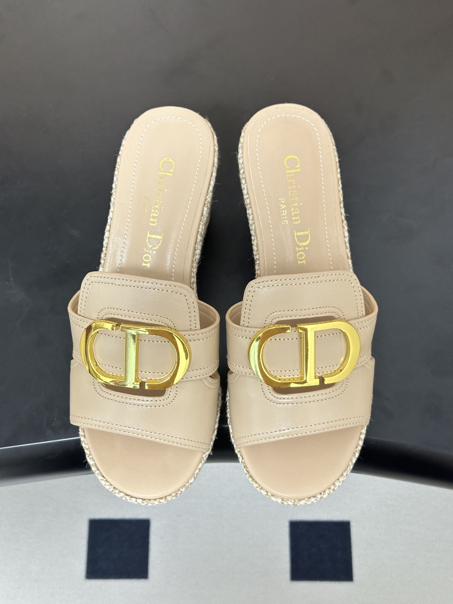 26ss春夏新款Dior 迪奥D🌾 Attitude 坡跟凉拖鞋经典 CD扣防水台拖鞋藤格纹草编麻绳底鱼