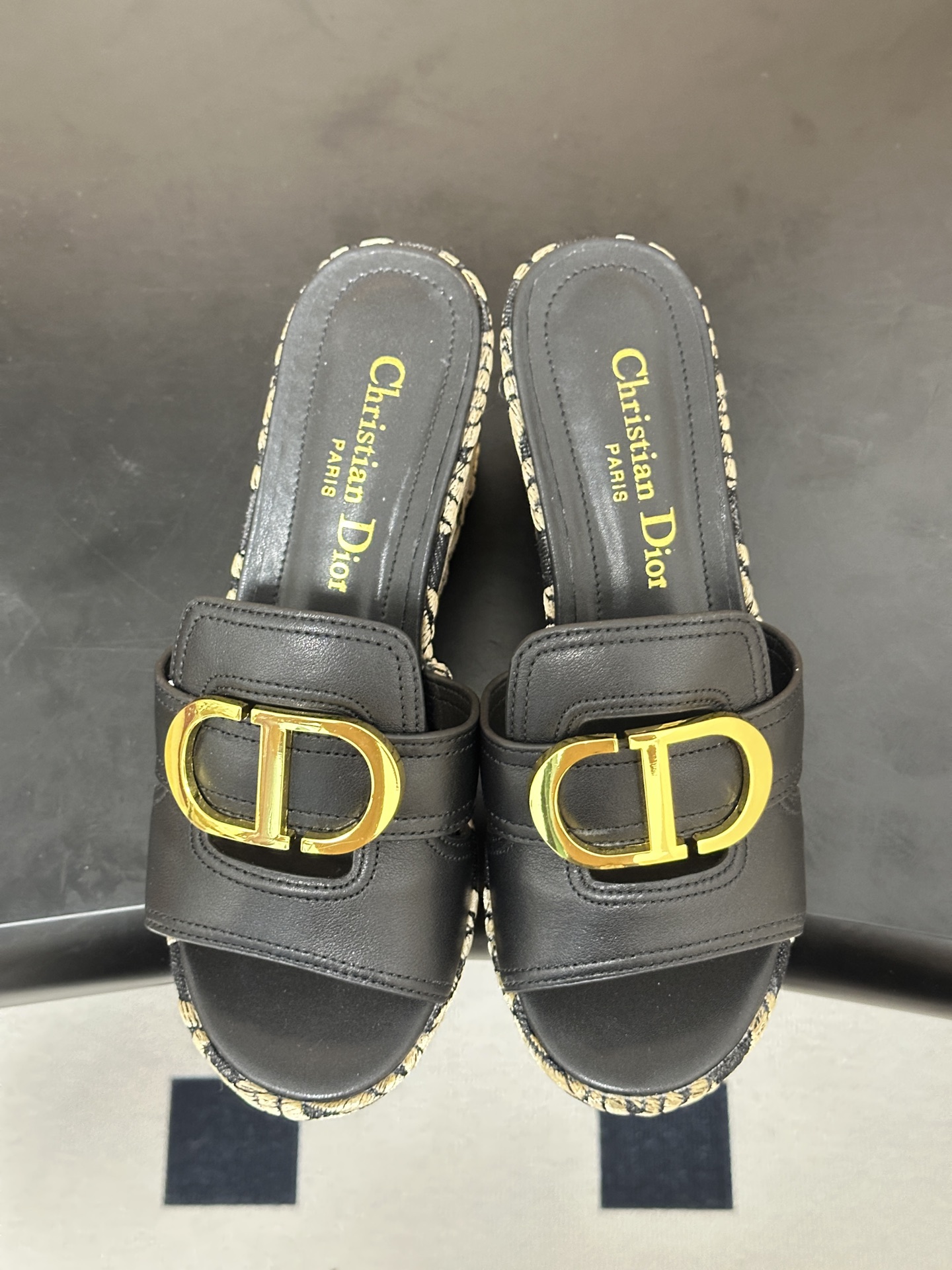 26ss春夏新款Dior 迪奥D🌾 Attitude 坡跟凉拖鞋经典 CD扣防水台拖鞋藤格纹草编麻绳底鱼