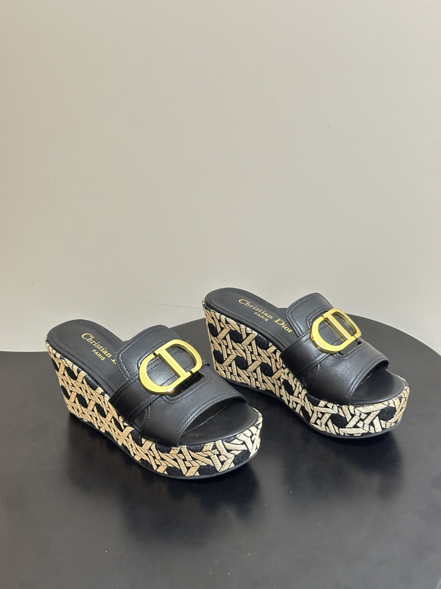 NO:819437,- 26ss spring and summer new Dior D-Attitude wedge sandals, classic CD buckle platform slippers, cannage pattern straw braided hemp rope bottom fish mouth high-heeled slippers. This Attitude Dior wedge sandals are a new product of the 2026 winter ready-to-wear series, drawing inspiration from retro logos and highlighting modern style. Cow leather upper, with 9 cm wedge heel and 3  cm beige Graphic cannage pattern embroidered thick sole, a new interpretation of the classic pattern with a 3D modern style. The back side is decorated with a gold-finished metal CD logo, which can be matched with various styles this season, showing elegance. The upper is cowhide (molded CD letter hardware buckle), the lining is sheepskin, the sole is original molded rubber outsole (original molded electric embroidered wedge heel), the heel height is 9cm, and the waterproof platform is 3cm  Size 35-39 (40.41 customized, non-refundable), slippers, dior, dior, slippers, espadrilles, cowhide, sheepskin19860909- 26ss春夏新款Dior 迪奥D-Attitude 坡跟凉拖鞋经典 CD扣防水台拖鞋藤格纹草编麻绳底鱼嘴高跟拖鞋 这款 Attitude Dior坡跟凉拖是二零二六冬季成衣系列新品,从复古标识汲取灵感,彰显现代风格.牛皮革鞋面,搭配9厘米坡跟和 3 厘米米色Graphic藤格纹图案刺绣厚底,以3D现代风格全新演绎经典图案.后侧饰以金色饰面金属CD标志,可与本季各式造型搭配,彰显优雅风范. 鞋面牛皮（开模CD字母五金扣） 内里垫脚羊皮 鞋底原版开模橡胶大底（原版开模电绣坡跟） 跟高9cm防水台3cm 码数35-39（40.41定做不退换）,拖鞋,dior,dior,slippers,espadrilles,cowhide,sheepskin,Women's Shoes