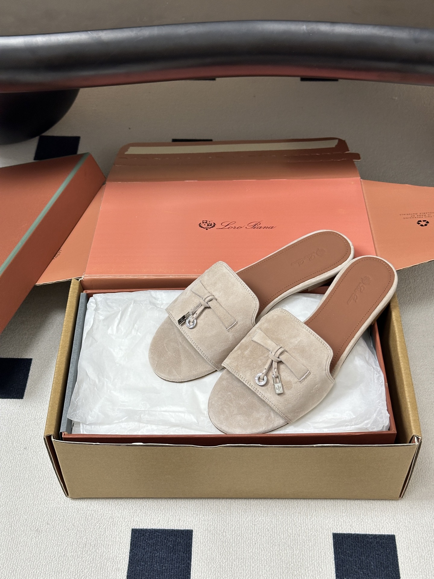 莞产(配高档飞机盒✈️)Loro Piana 诺悠翩雅 LP Summer Charms经典款平底拖鞋五 莞产(配高档飞机盒✈️)Loro Piana 诺悠翩雅 LP Summer Charms经典款平底拖鞋五