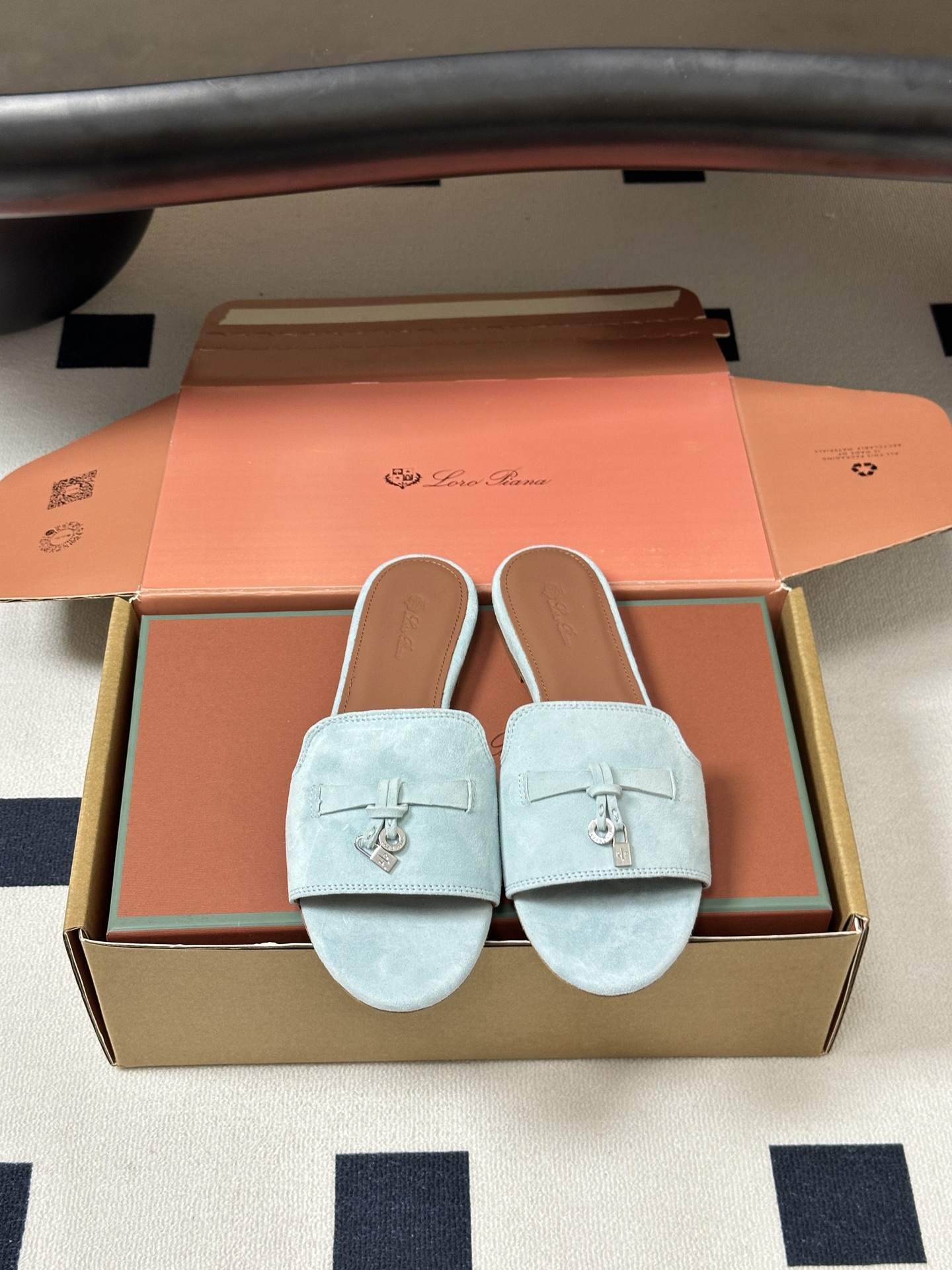 莞产(配高档飞机盒✈️)Loro Piana 诺悠翩雅 LP Summer Charms经典款平底拖鞋五 莞产(配高档飞机盒✈️)Loro Piana 诺悠翩雅 LP Summer Charms经典款平底拖鞋五