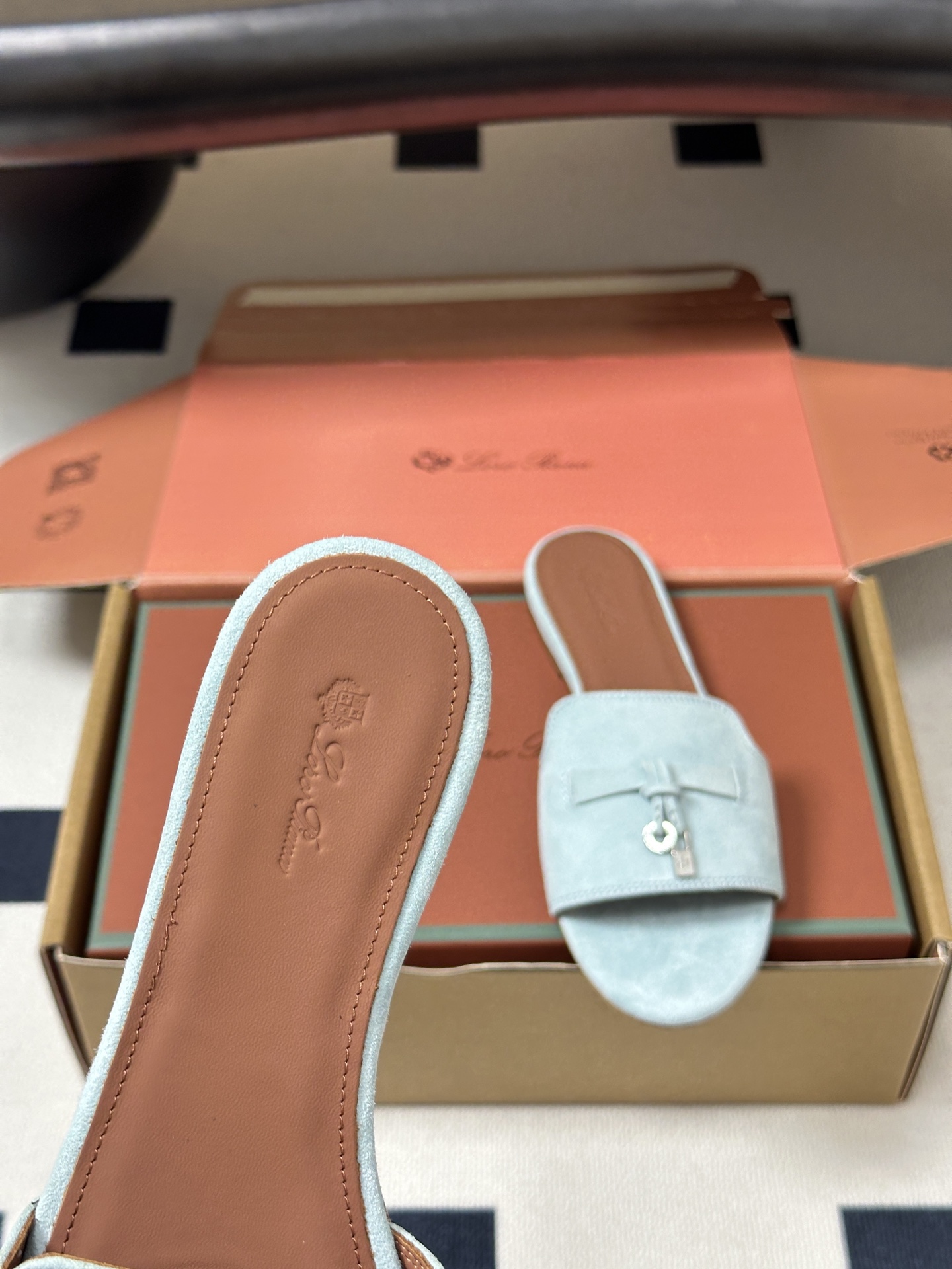 莞产(配高档飞机盒✈️)Loro Piana 诺悠翩雅 LP Summer Charms经典款平底拖鞋五 莞产(配高档飞机盒✈️)Loro Piana 诺悠翩雅 LP Summer Charms经典款平底拖鞋五