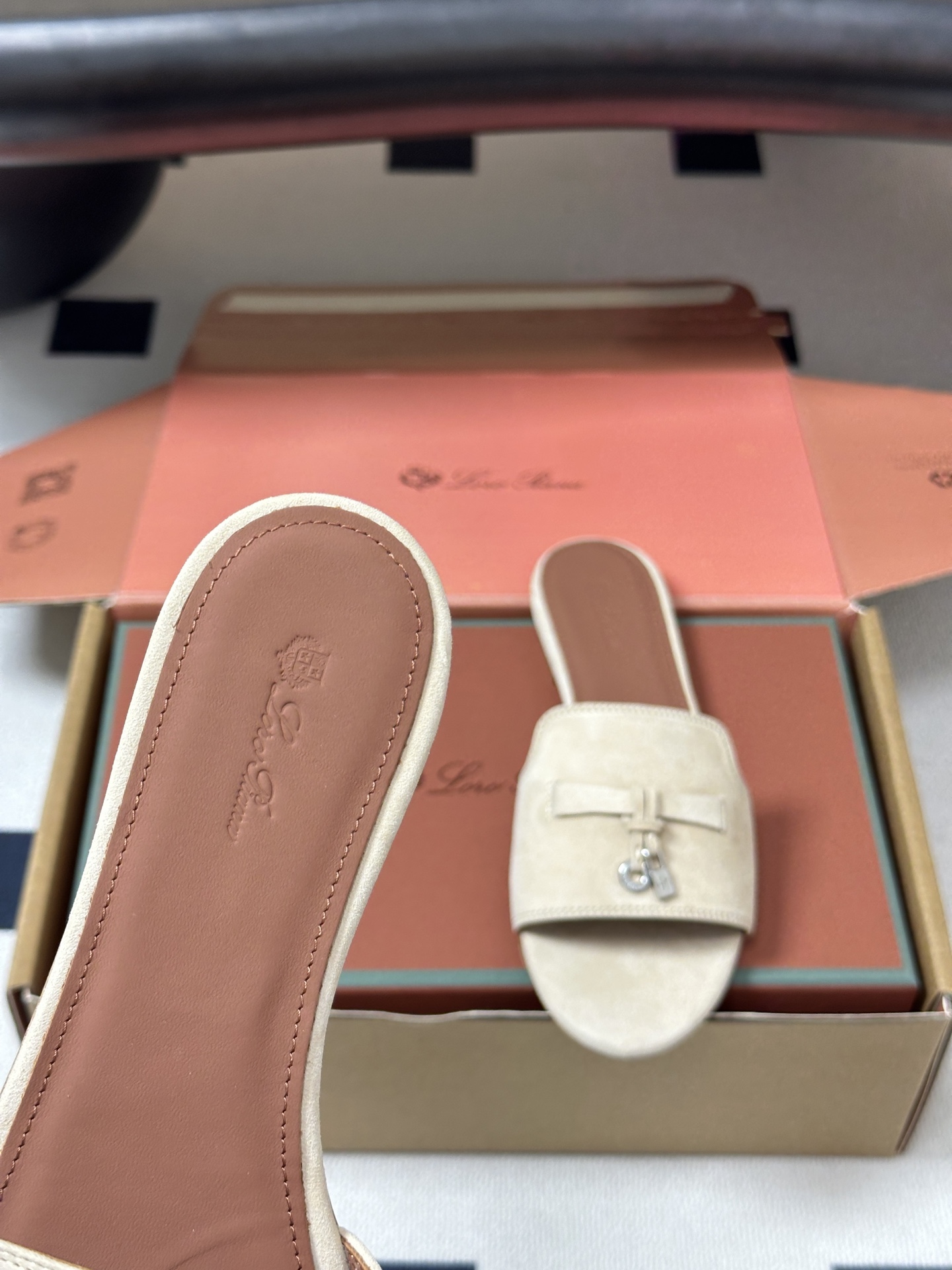 莞产（配高档飞机盒✈️）Loro Piana 诺悠翩雅 LP Summer Charms经典款平底拖鞋五