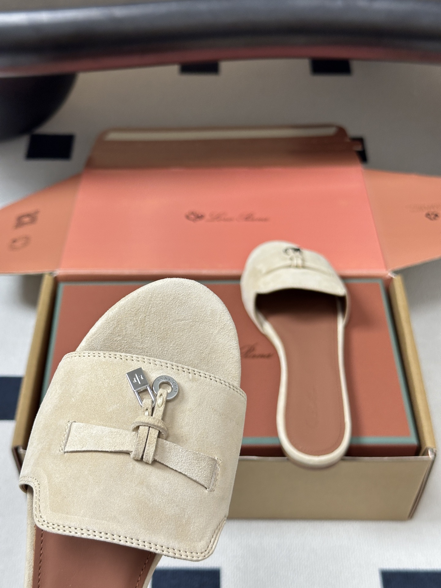 莞产（配高档飞机盒✈️）Loro Piana 诺悠翩雅 LP Summer Charms经典款平底拖鞋五