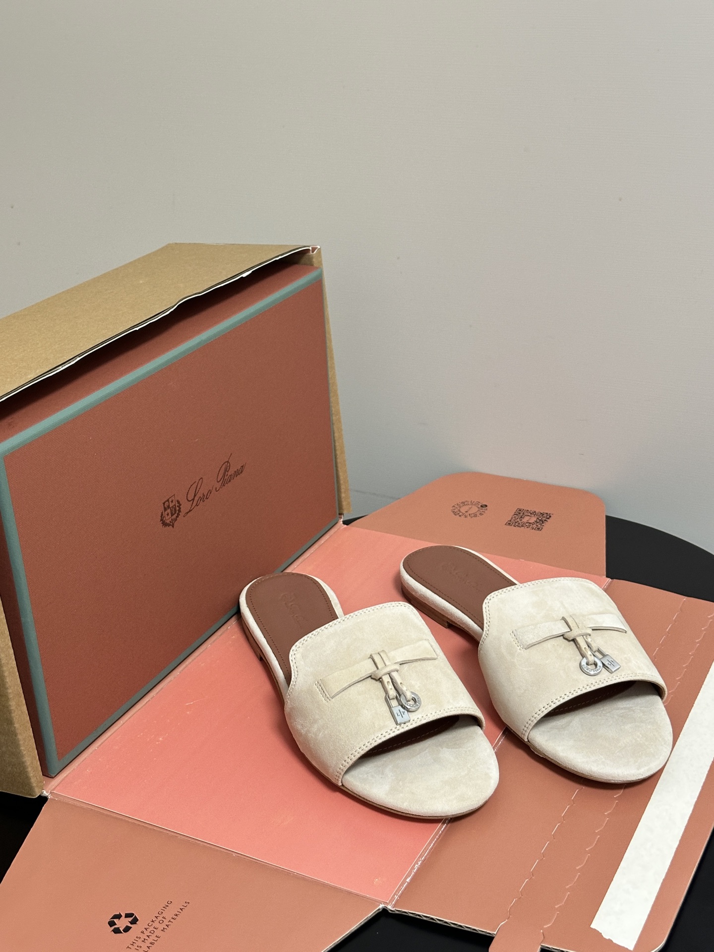 莞产（配高档飞机盒✈️）Loro Piana 诺悠翩雅 LP Summer Charms经典款平底拖鞋五