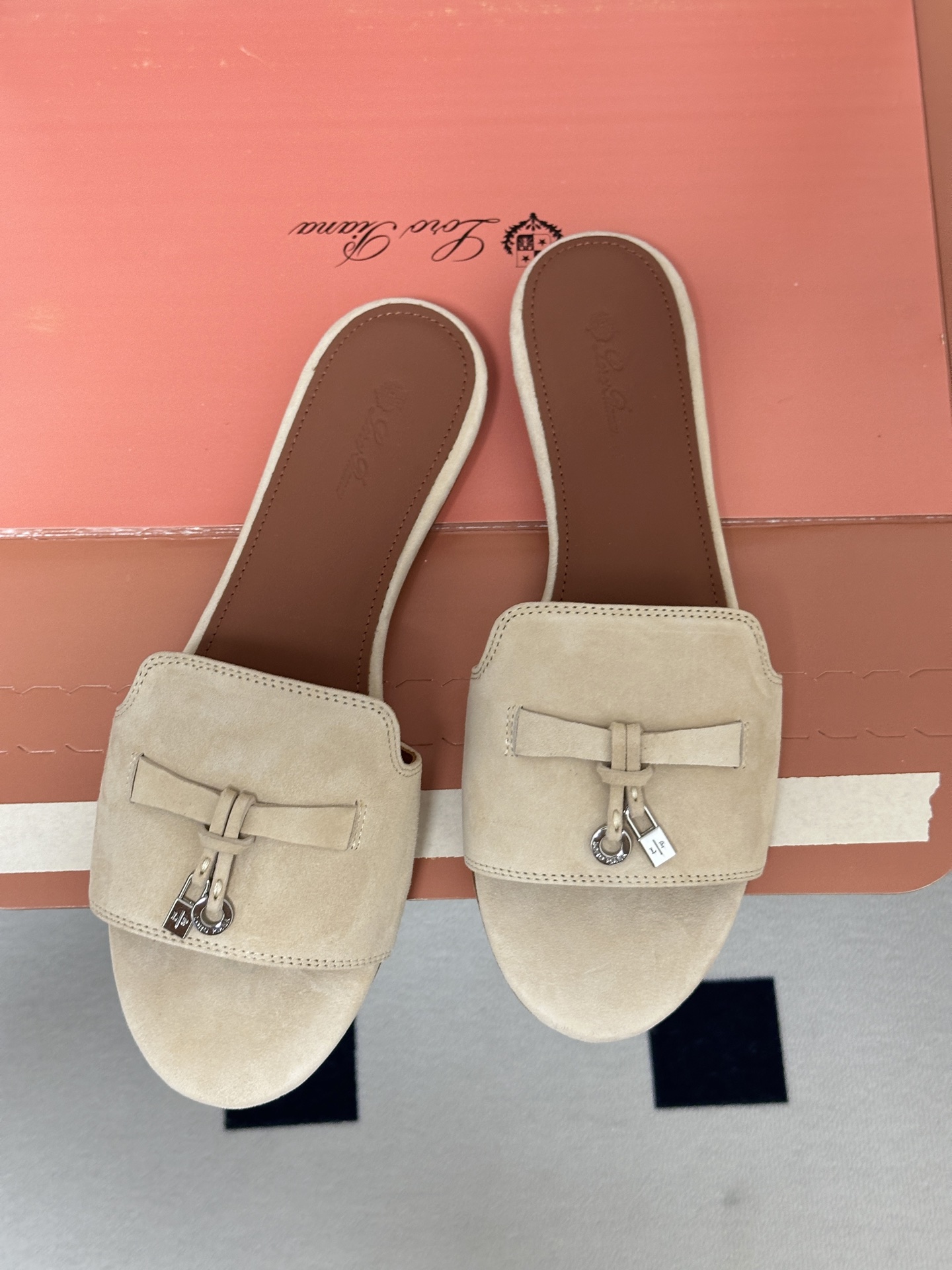 莞产（配高档飞机盒✈️）Loro Piana 诺悠翩雅 LP Summer Charms经典款平底拖鞋五