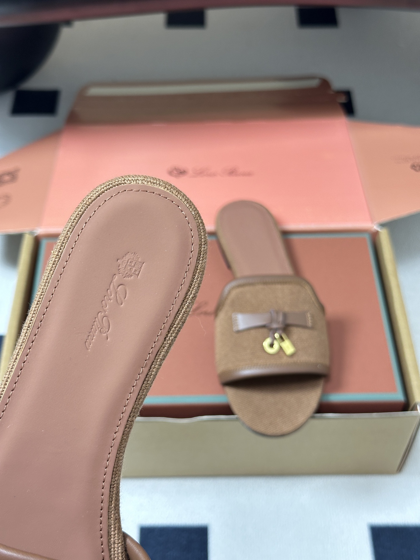 莞产（配高档飞机盒✈️）Loro Piana 诺悠翩雅 LP Summer Charms经典款平底拖鞋五