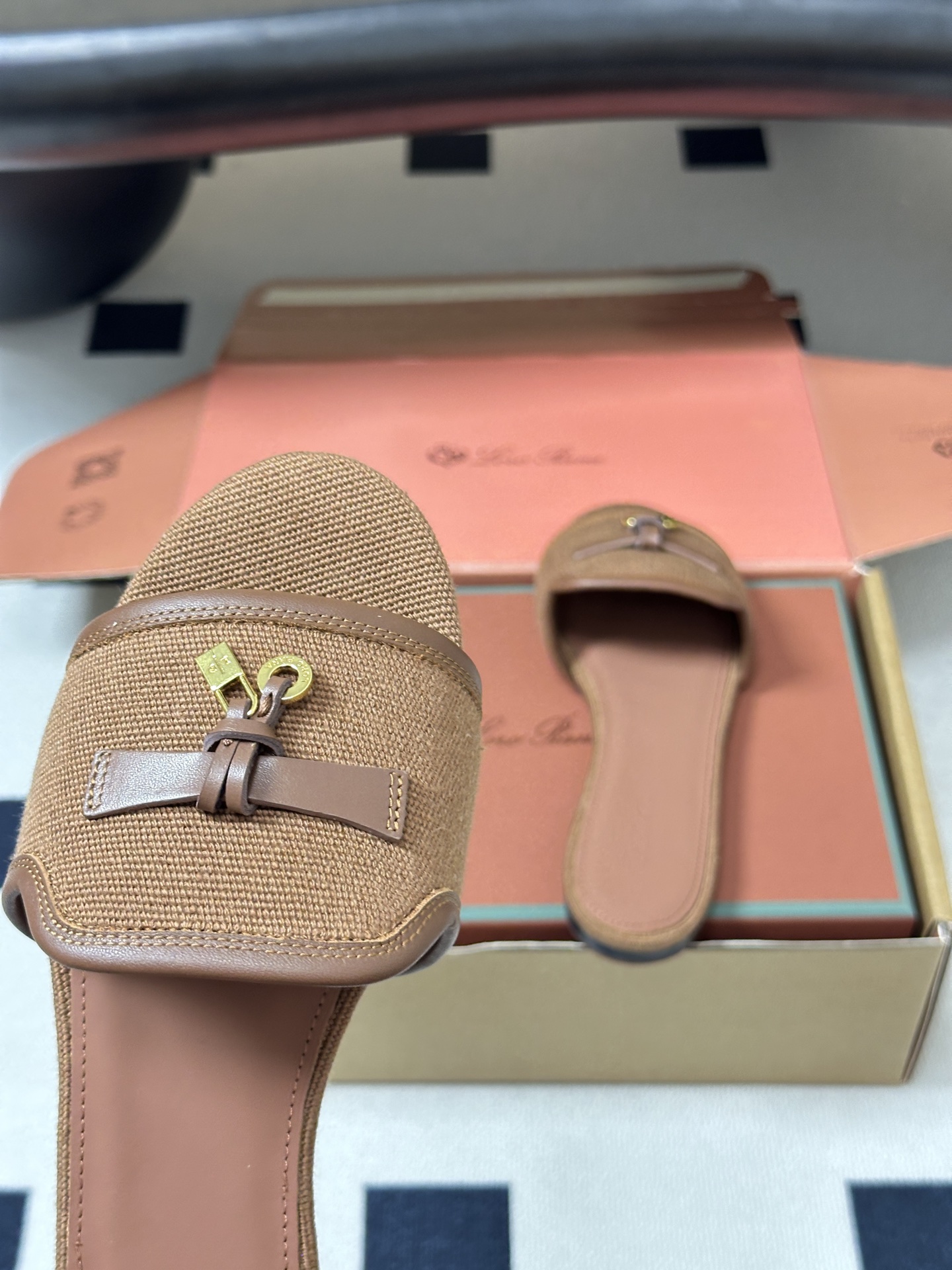 莞产（配高档飞机盒✈️）Loro Piana 诺悠翩雅 LP Summer Charms经典款平底拖鞋五