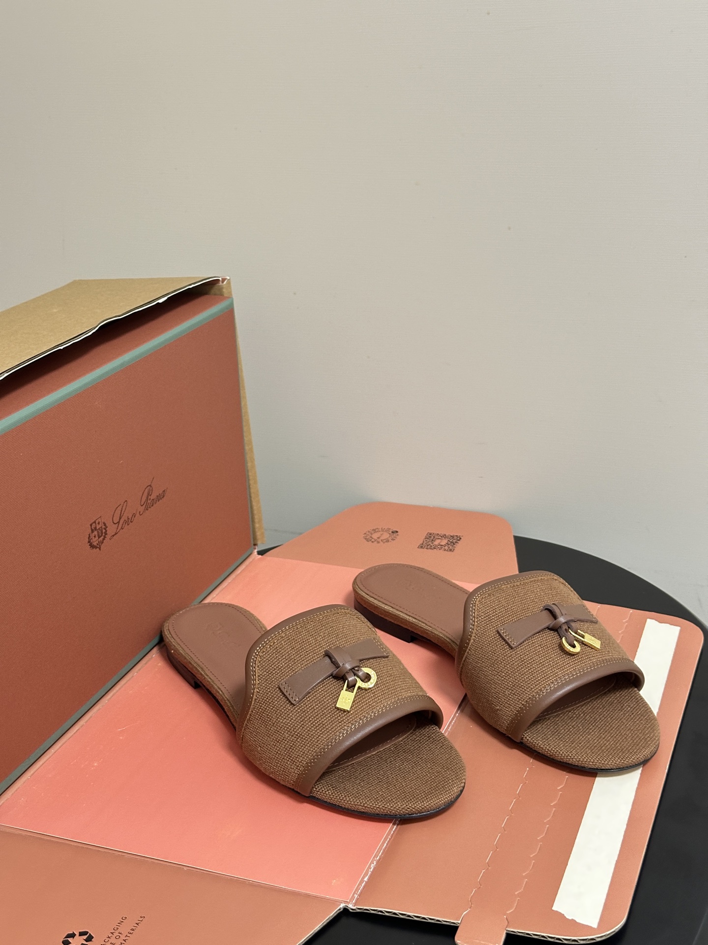 莞产（配高档飞机盒✈️）Loro Piana 诺悠翩雅 LP Summer Charms经典款平底拖鞋五
