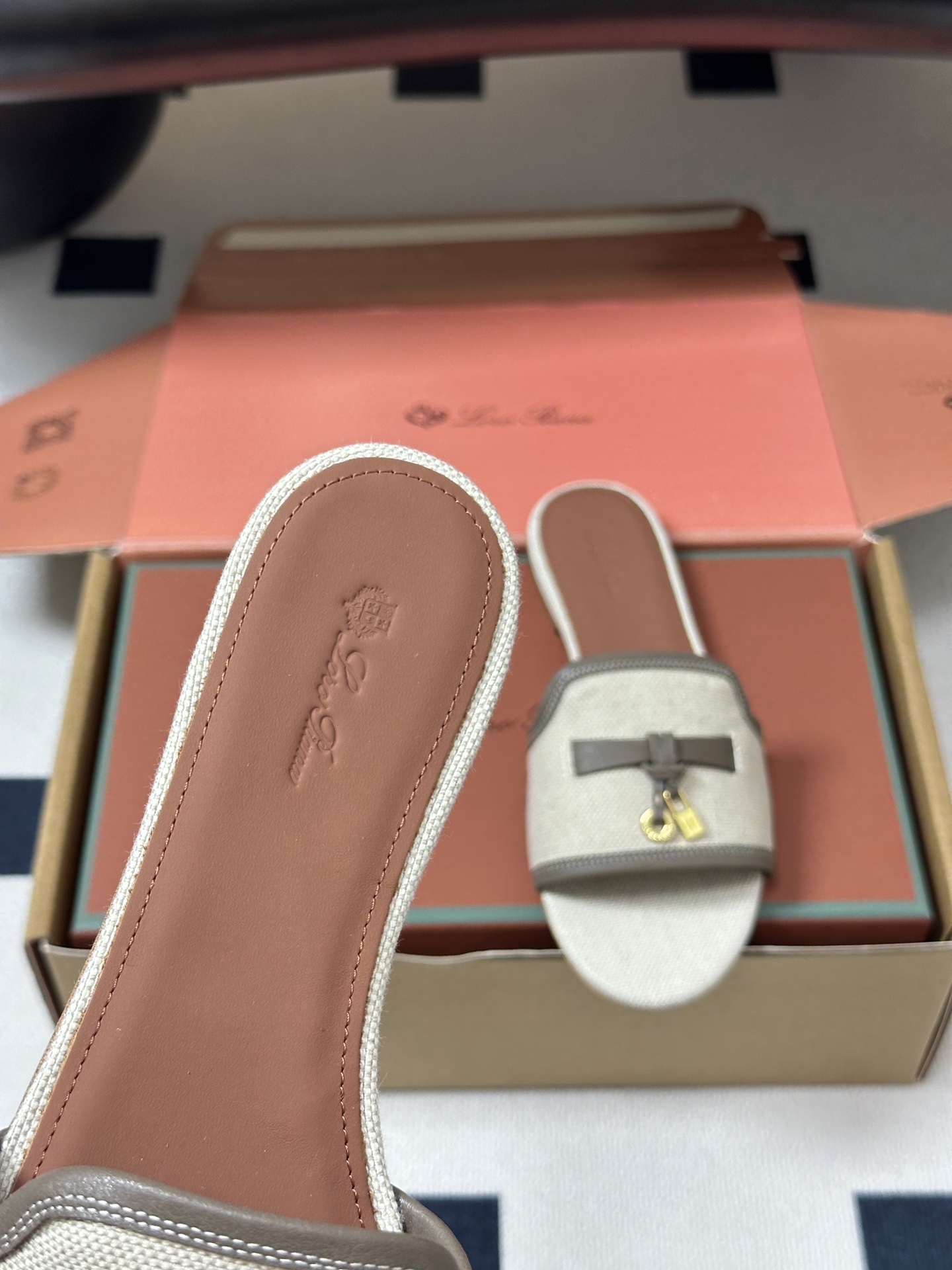 莞产（配高档飞机盒✈️）Loro Piana 诺悠翩雅 LP Summer Charms经典款平底拖鞋五