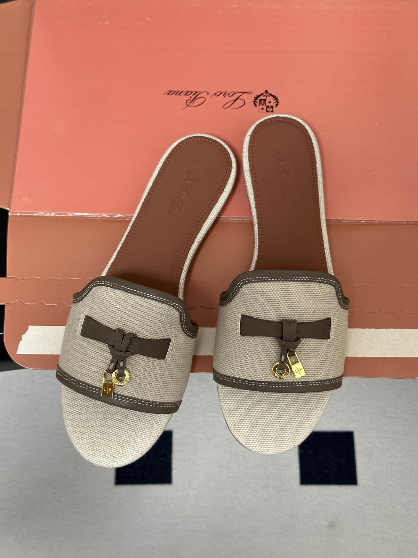 莞产（配高档飞机盒✈️）Loro Piana 诺悠翩雅 LP Summer Charms经典款平底拖鞋五