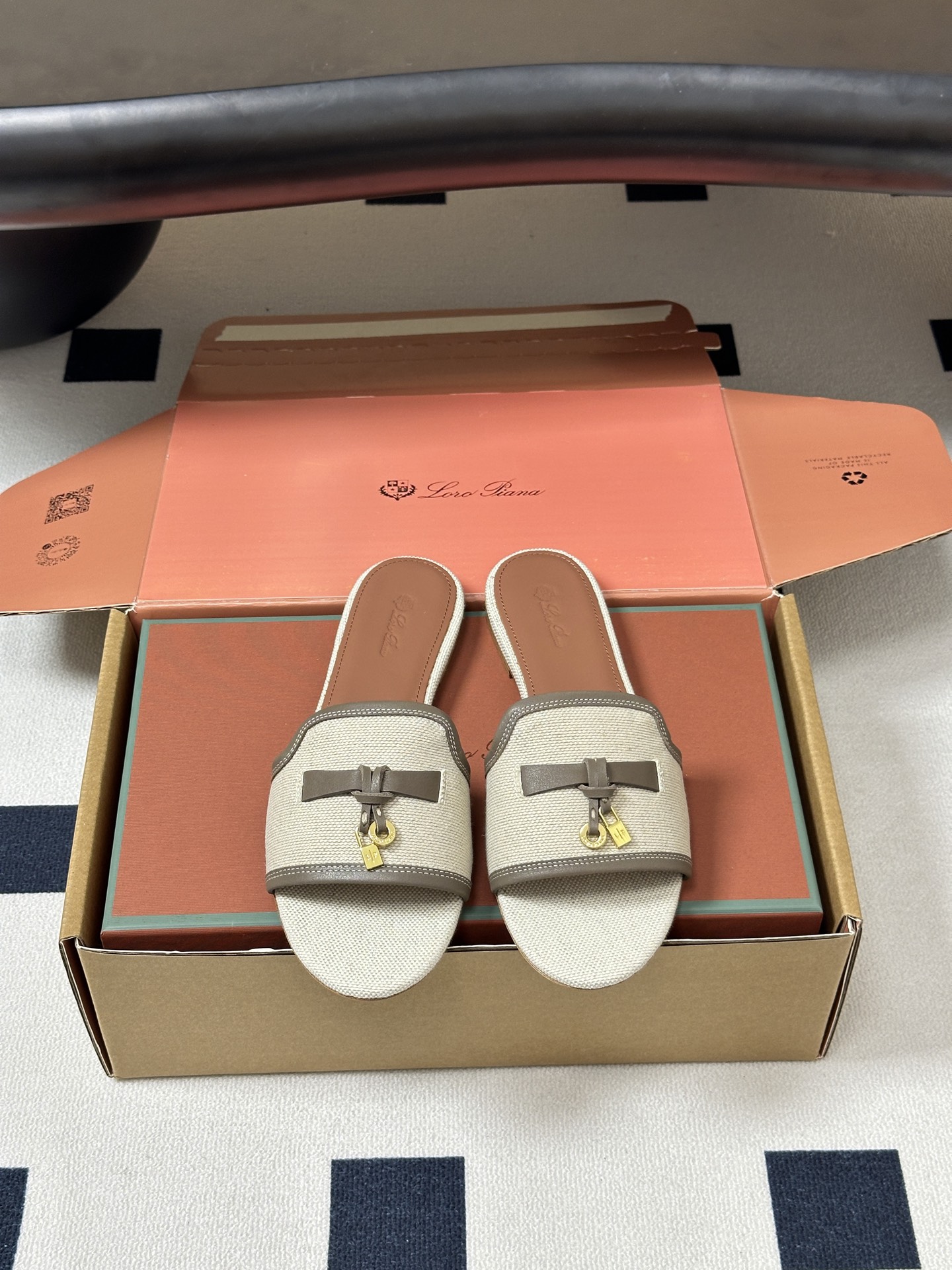 莞产（配高档飞机盒✈️）Loro Piana 诺悠翩雅 LP Summer Charms经典款平底拖鞋五
