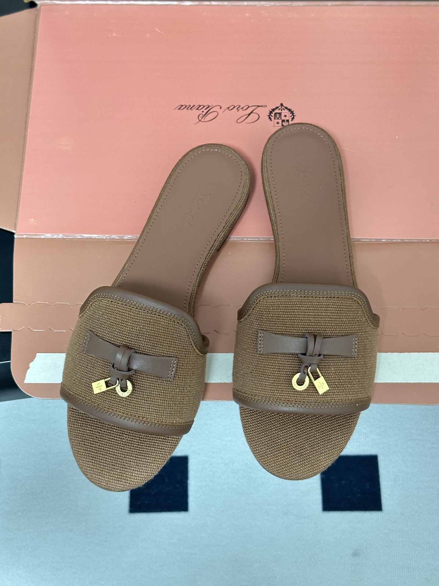 莞产（配高档飞机盒✈️）Loro Piana 诺悠翩雅 LP Summer Charms经典款平底拖鞋五