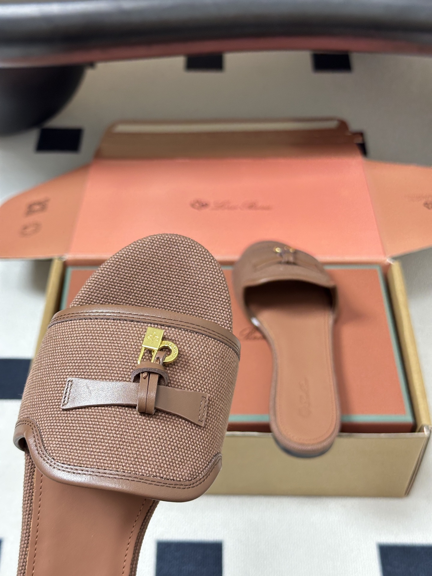 莞产（配高档飞机盒✈️）Loro Piana 诺悠翩雅 LP Summer Charms经典款平底拖鞋五