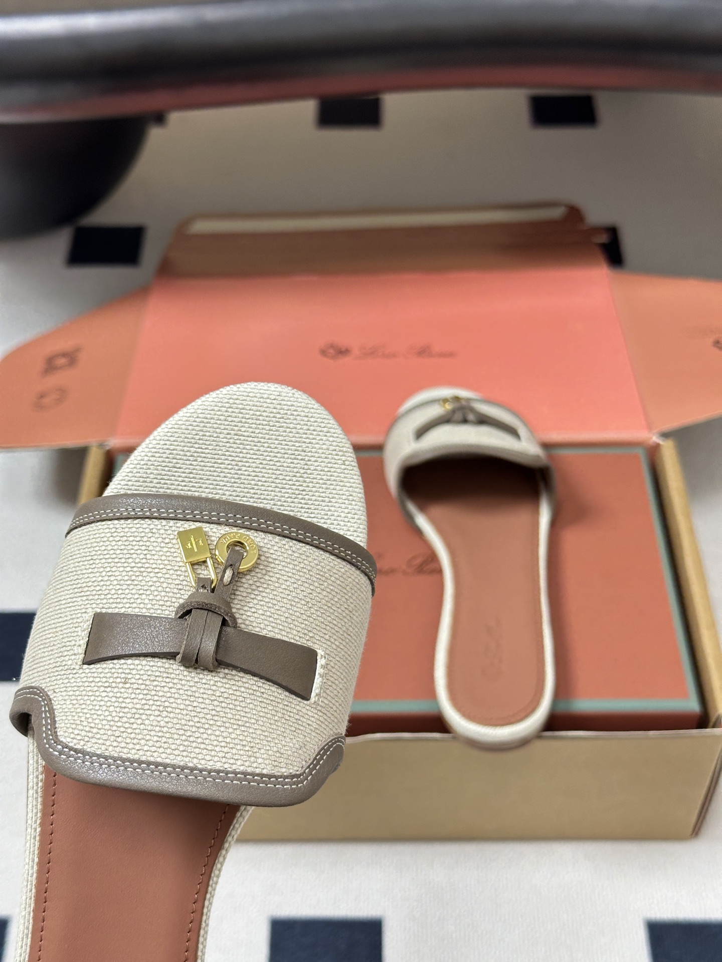 莞产（配高档飞机盒✈️）Loro Piana 诺悠翩雅 LP Summer Charms经典款平底拖鞋五
