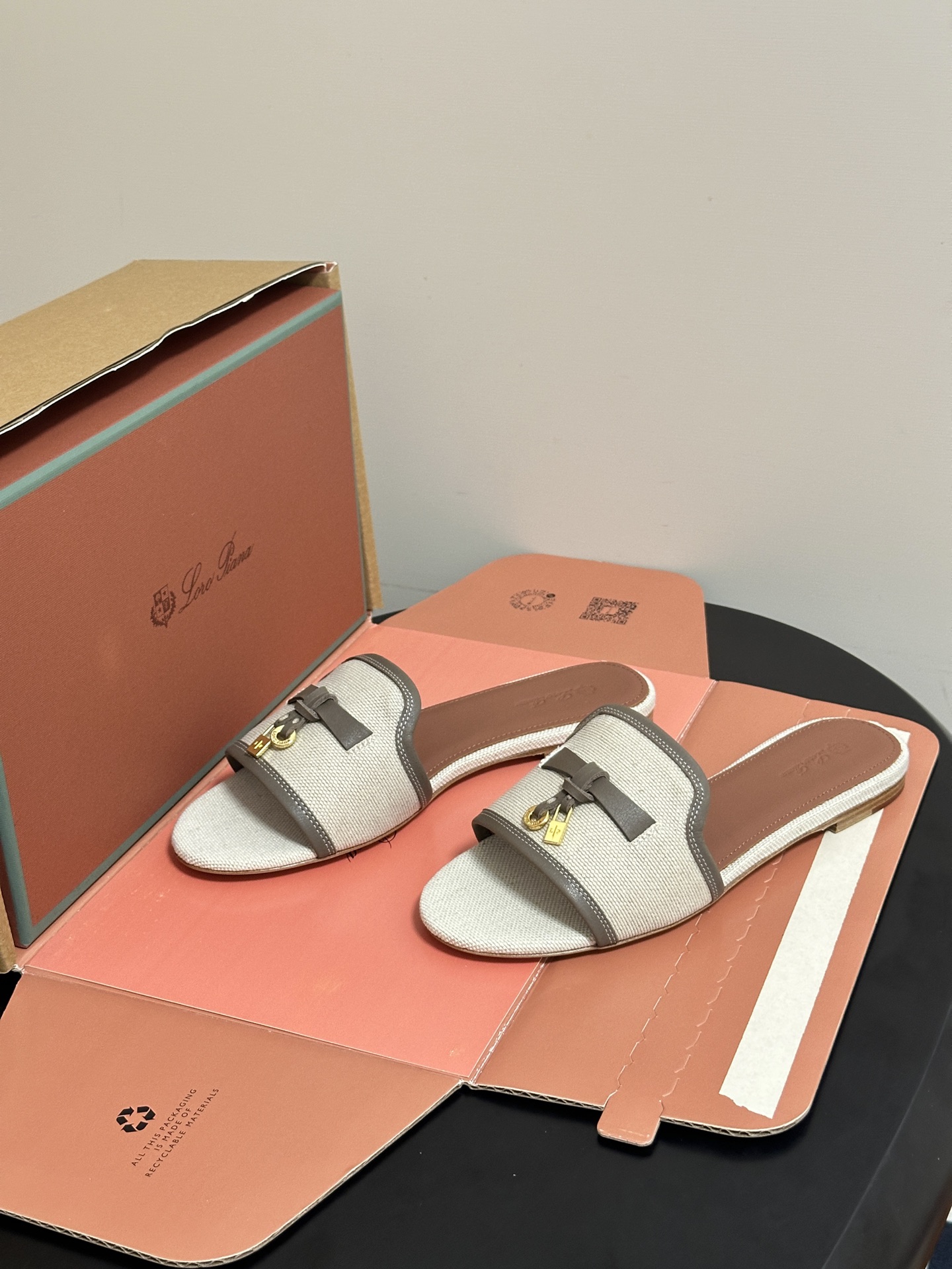莞产（配高档飞机盒✈️）Loro Piana 诺悠翩雅 LP Summer Charms经典款平底拖鞋五