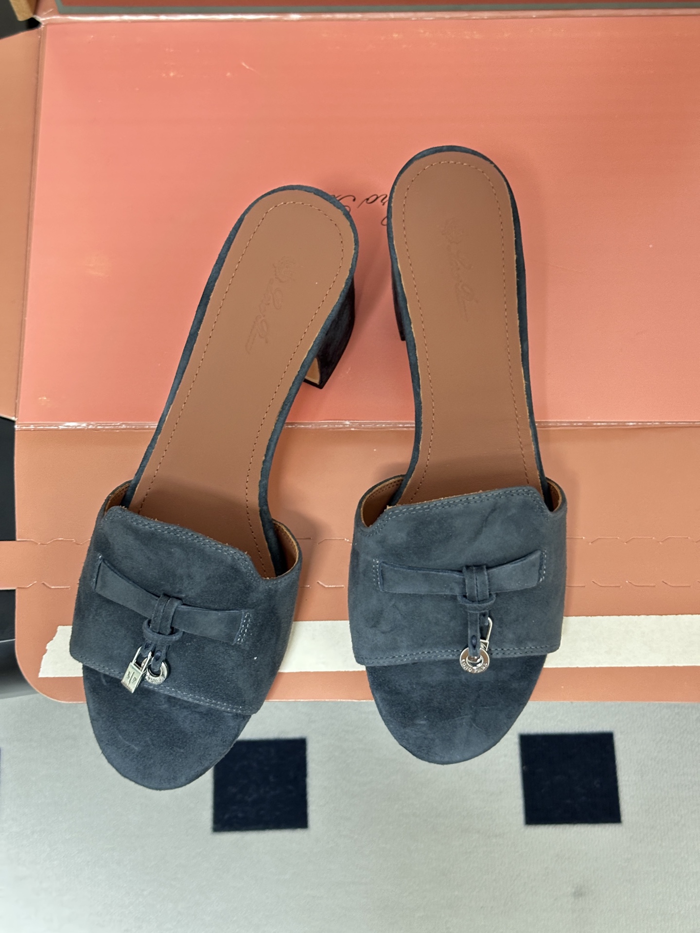 莞产（配高档飞机盒✈️）Loro Piana 诺悠翩雅 LP Summer Charms经典款平底拖鞋五