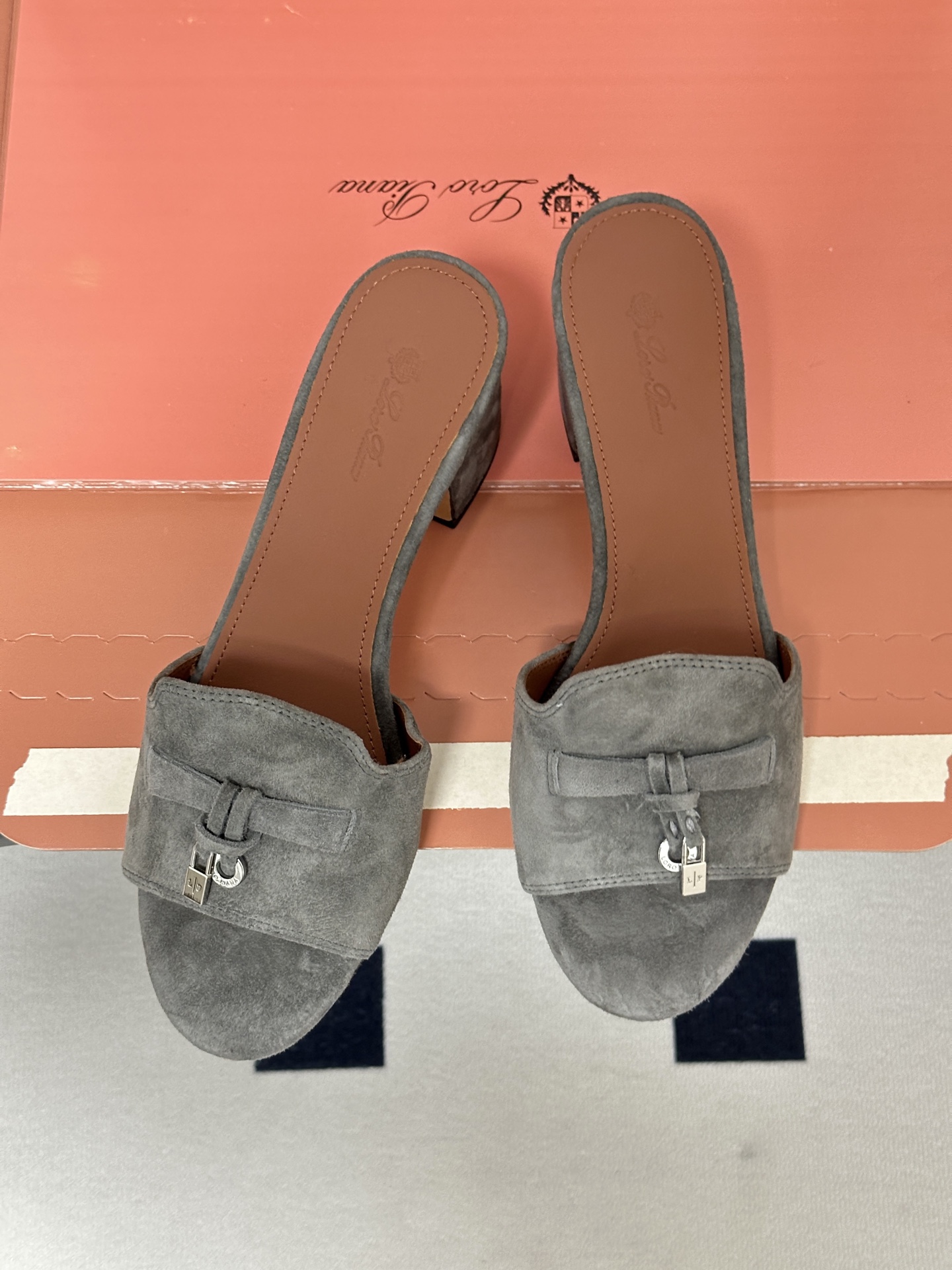 莞产（配高档飞机盒✈️）Loro Piana 诺悠翩雅 LP Summer Charms经典款平底拖鞋五