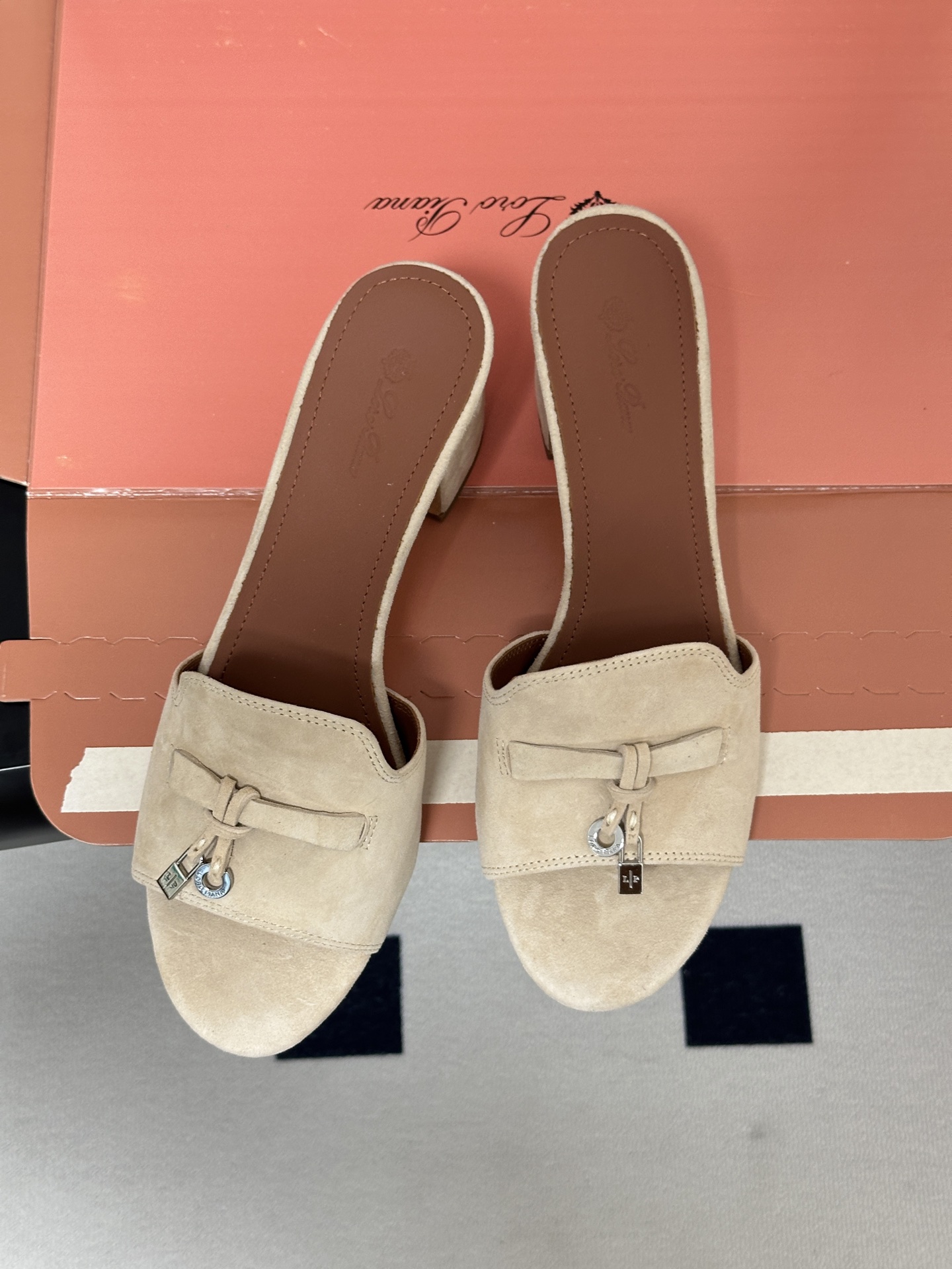 莞产（配高档飞机盒✈️）Loro Piana 诺悠翩雅 LP Summer Charms经典款平底拖鞋五