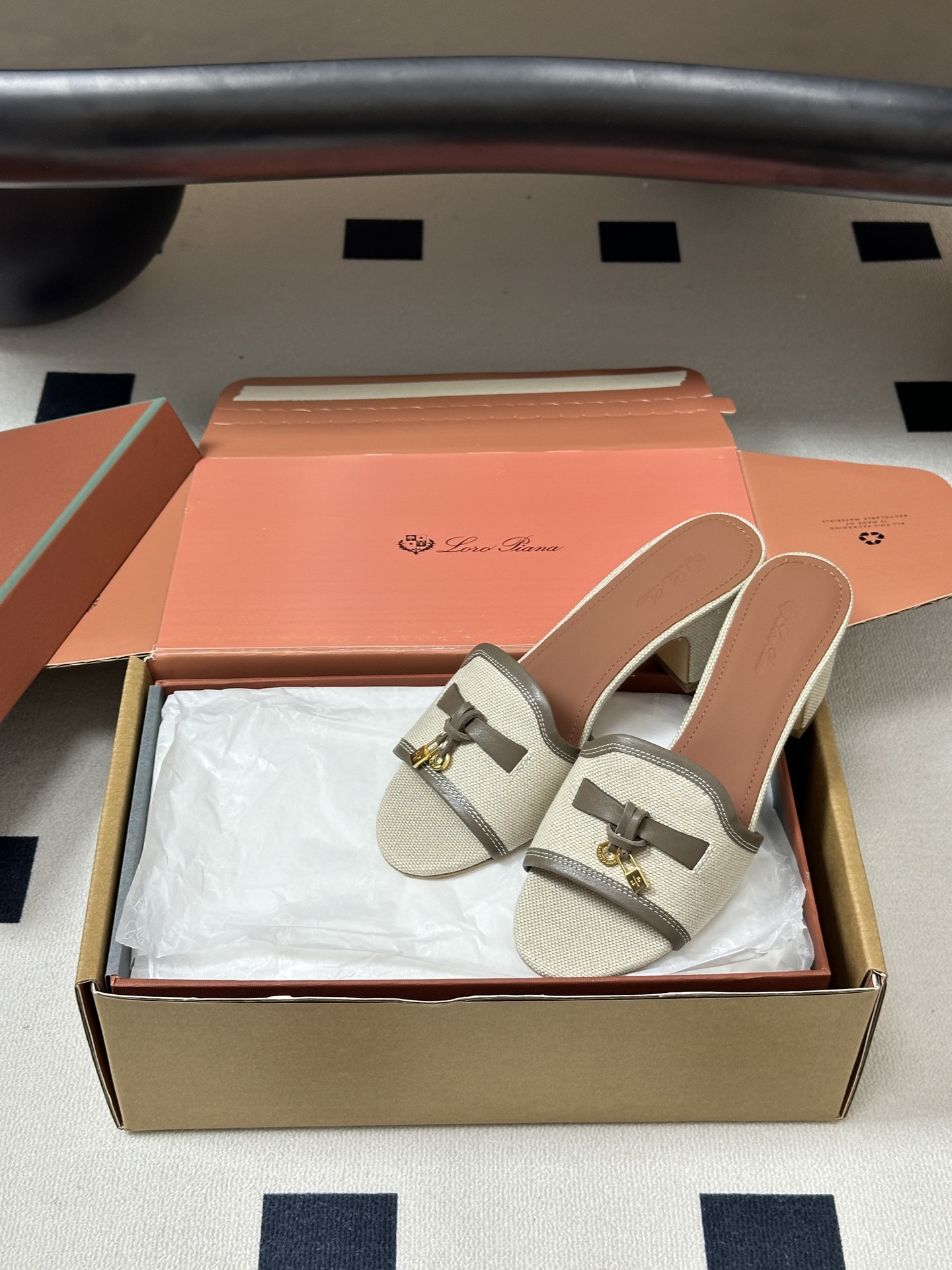 莞产（配高档飞机盒✈️）Loro Piana 诺悠翩雅 LP Summer Charms经典款平底拖鞋五