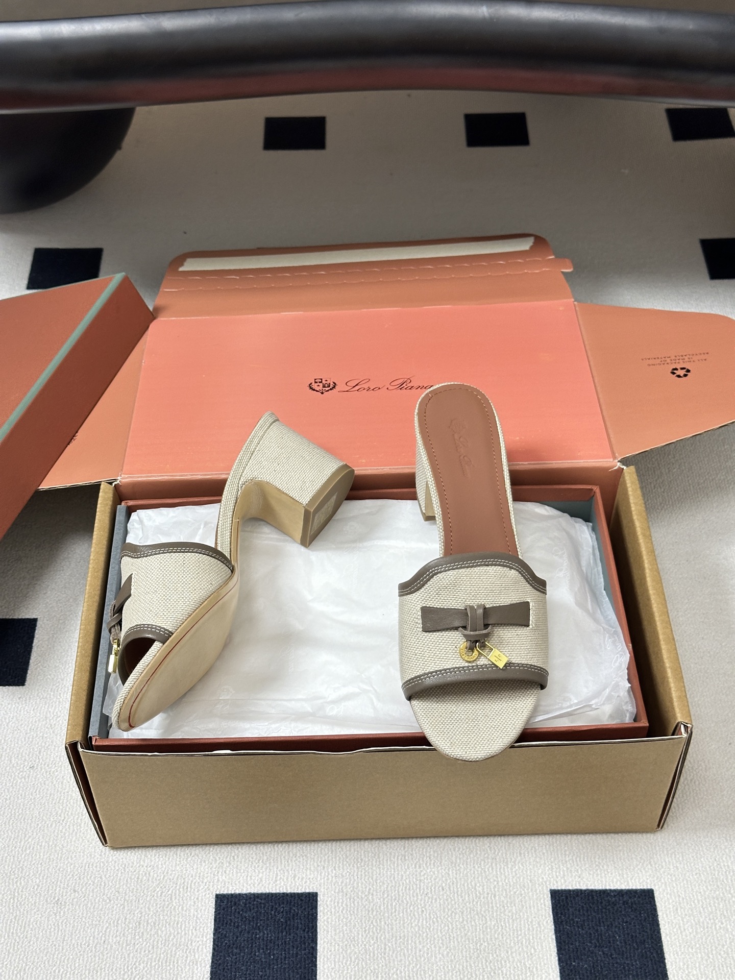 莞产（配高档飞机盒✈️）Loro Piana 诺悠翩雅 LP Summer Charms经典款平底拖鞋五