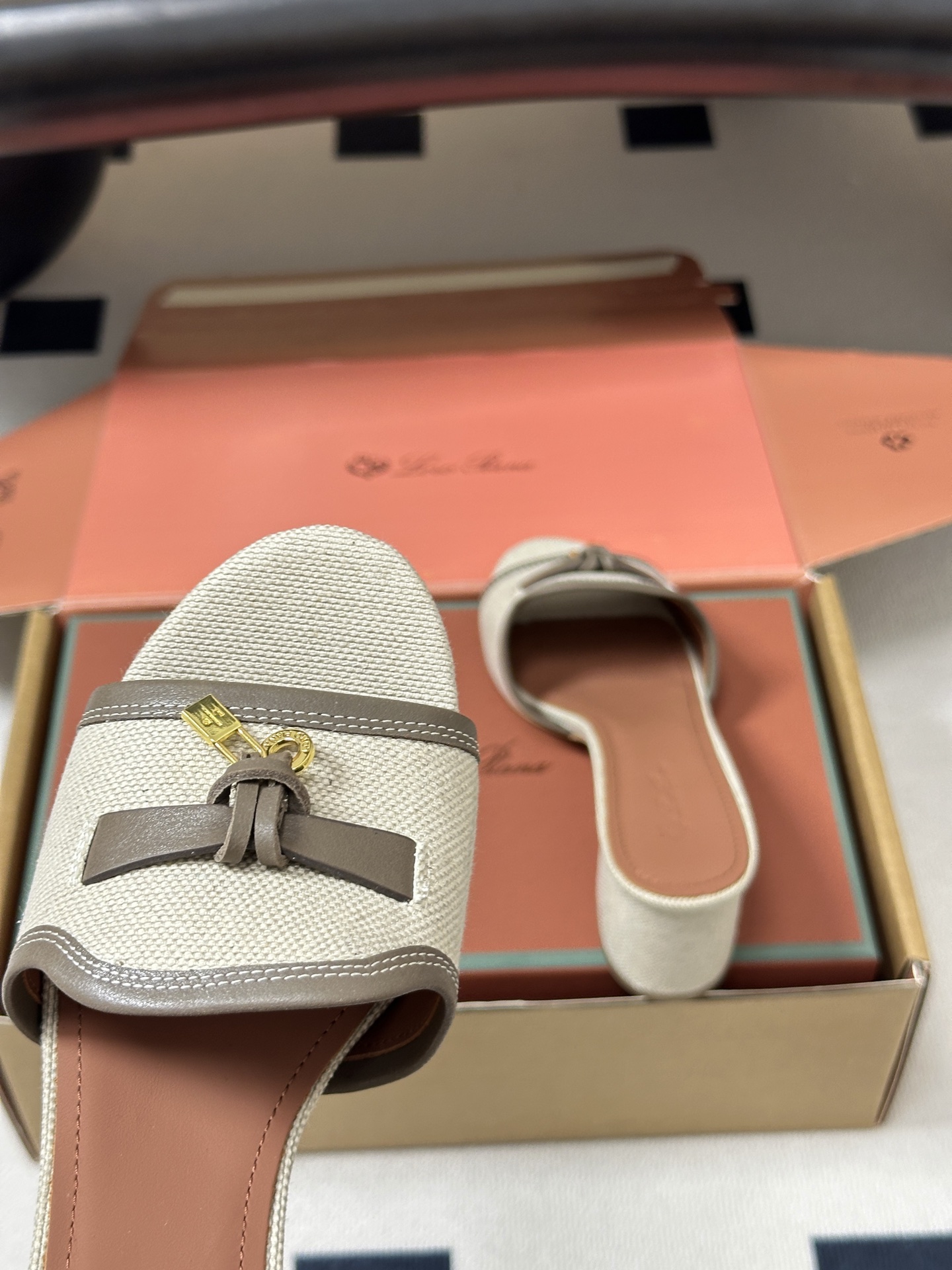 莞产（配高档飞机盒✈️）Loro Piana 诺悠翩雅 LP Summer Charms经典款平底拖鞋五
