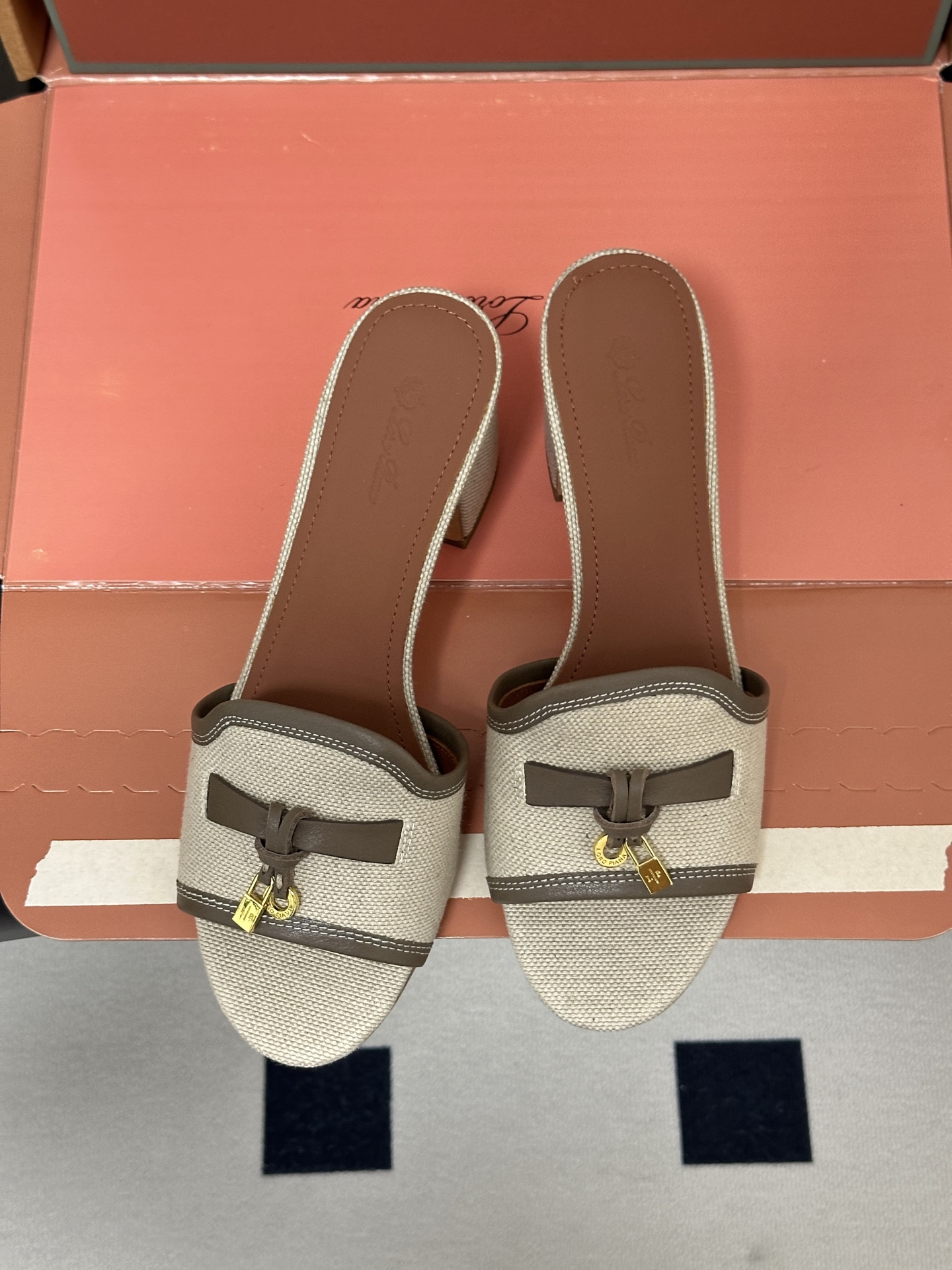 莞产（配高档飞机盒✈️）Loro Piana 诺悠翩雅 LP Summer Charms经典款平底拖鞋五