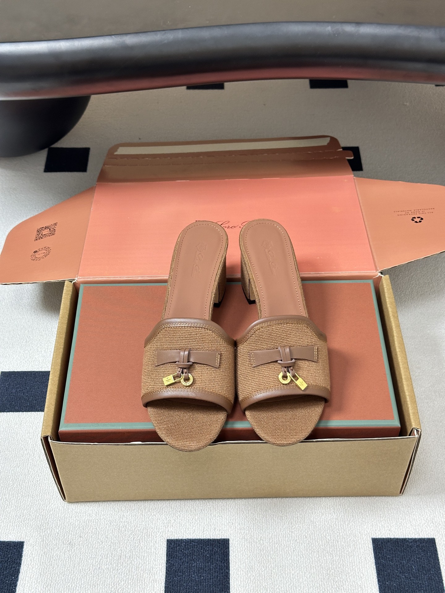 莞产（配高档飞机盒✈️）Loro Piana 诺悠翩雅 LP Summer Charms经典款平底拖鞋五