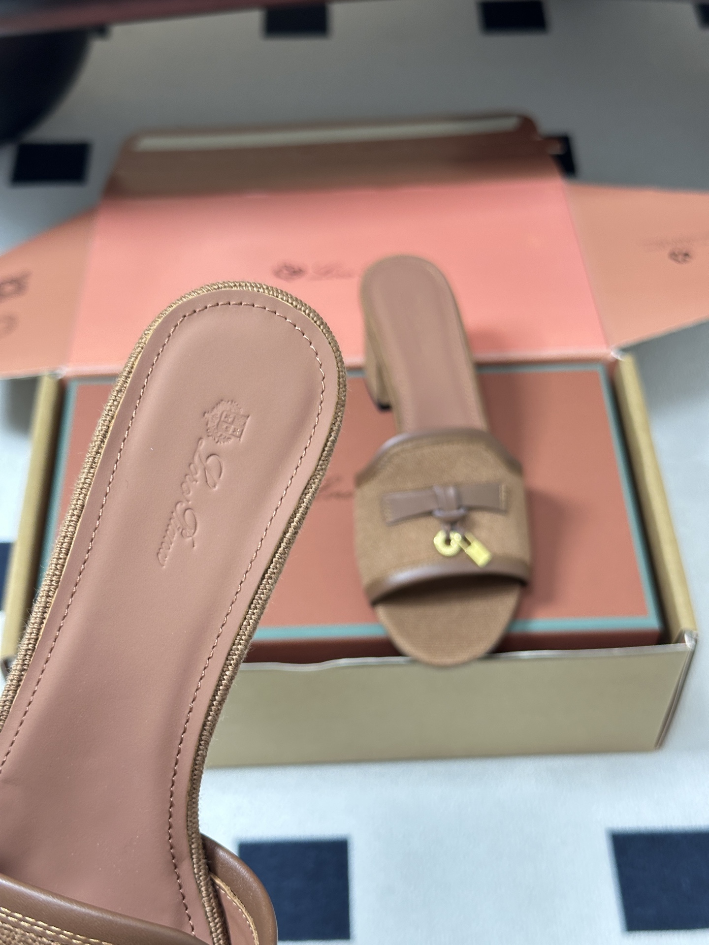 莞产（配高档飞机盒✈️）Loro Piana 诺悠翩雅 LP Summer Charms经典款平底拖鞋五