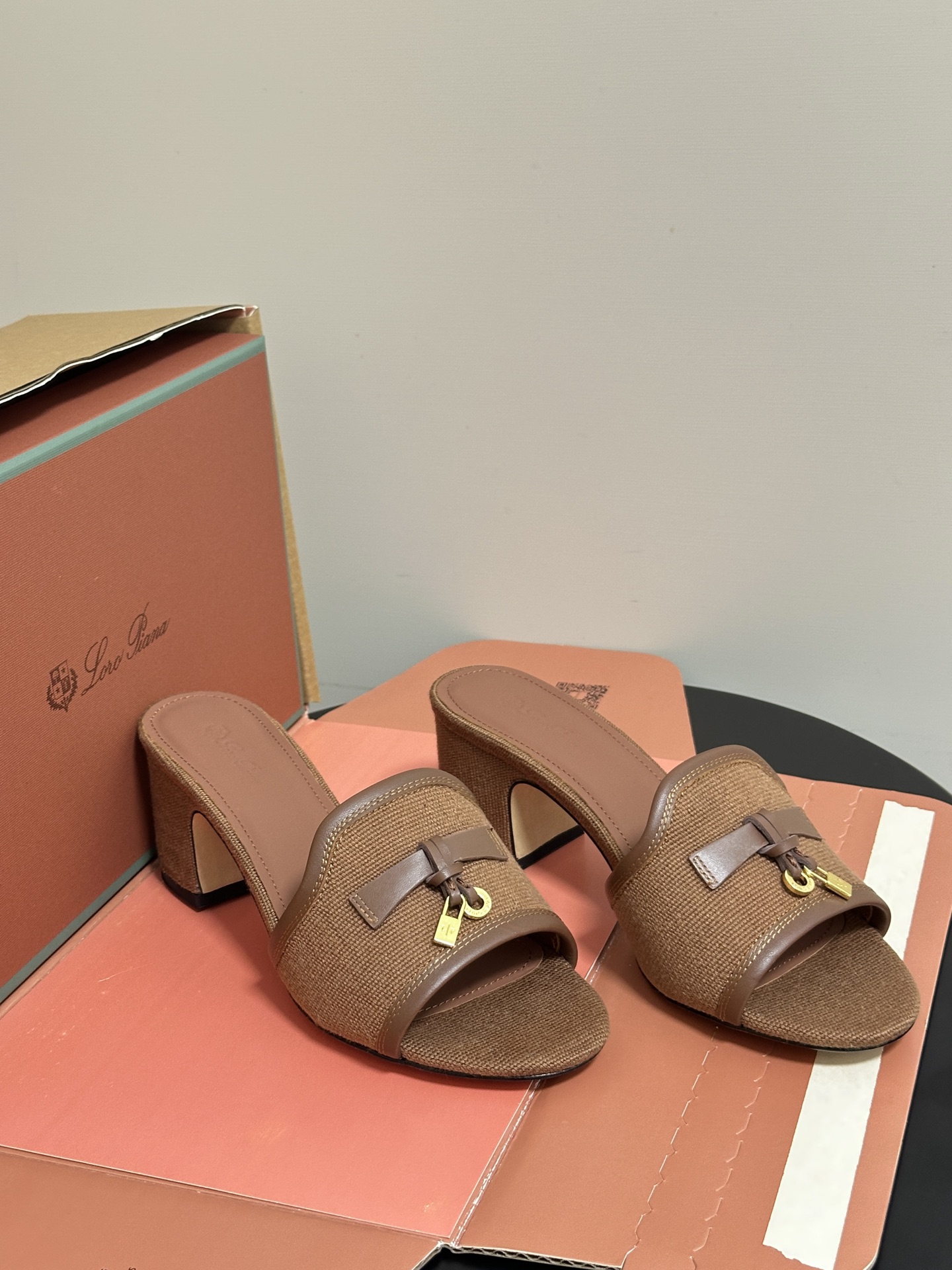 NO:819425,-Produced in Guangzhou (with high-end airplane case) Loro Piana LP Summer Charms classic flat slippers with hardware pendants, high-heeled slippers, locking tassel suede block-heeled slippers, 2026 latest color scheme. These suede slippers are paired with a strap decorated with Loro Piana My Charms charms and decorated with same-color stitching. The appearance is exquisite and elegant, suitable for urban wear, and also suitable for casual holiday outfits.  With the brand's iconic metal lock as the finishing touch, the neat one-line silhouette is matched with a rounded toe. There is no unnecessary complicated design, but it has an effortless noble atmosphere. A variety of pastel colors are suitable for different wearing scenarios, whether it is daily commuting or casual outings, you can easily hold it. New colors are in the colorful summer!  ——It is both casual and fashionable, and can reveal quality and comfort without any deliberate effort!  The charm of the locking tassel sandals will capture your feet as soon as you put them on, and you will fall in love with them in seconds!  The upper is customized with fine sheepskin, the lining is cowhide (full of texture), the midsole of the bag, the toe box, and the heel are all made of sheepskin. The sole is Italian genuine leather. The heel is high and flat/5.5cm. The size is 35-39 (40.41 is customized and non-returnable). Slippers, loro piana, loro piana, slippers, cowhide, sheep, Leather soles19860909-莞产（配高档飞机盒） Loro Piana 诺悠翩雅 LP Summer Charms经典款平底拖鞋五金吊坠高跟凉拖鞋锁扣流苏绒面粗跟拖鞋2026 最新配色 这款绒面革凉拖鞋搭配饰有Loro Piana My Charms吊饰的饰带,并饰以同色缝线.外观精美雅致,适合搭配都市着装,也适合打造休闲假日装束. 以品牌标志性的金属锁扣为点睛之笔,利落的一字带廓形搭配圆润的鞋头,没有多余的繁杂设计,却自带不费力的贵气氛围.多种柔和色调适配不同穿搭场景,无论是日常通勤还是休闲出街,都能轻松hold住. 新色过彩色的夏天！ ——既休闲又时髦,又能毫不刻意地透露出品质与舒适！锁扣流苏凉拖鞋上脚就被它的魅力俘获,分分钟爱上！ 鞋面定制细腻羊猄皮 内里垫脚牛皮（质感满满） 包中底 包头 包跟全是用面皮羊猄 鞋底意大利真皮大底 跟高平底/5.5cm 码数35-39（40.41定做不退换）,拖鞋,loro piana,loro piana,slippers,cowhide,sheep,Leather soles,Women's Shoes
