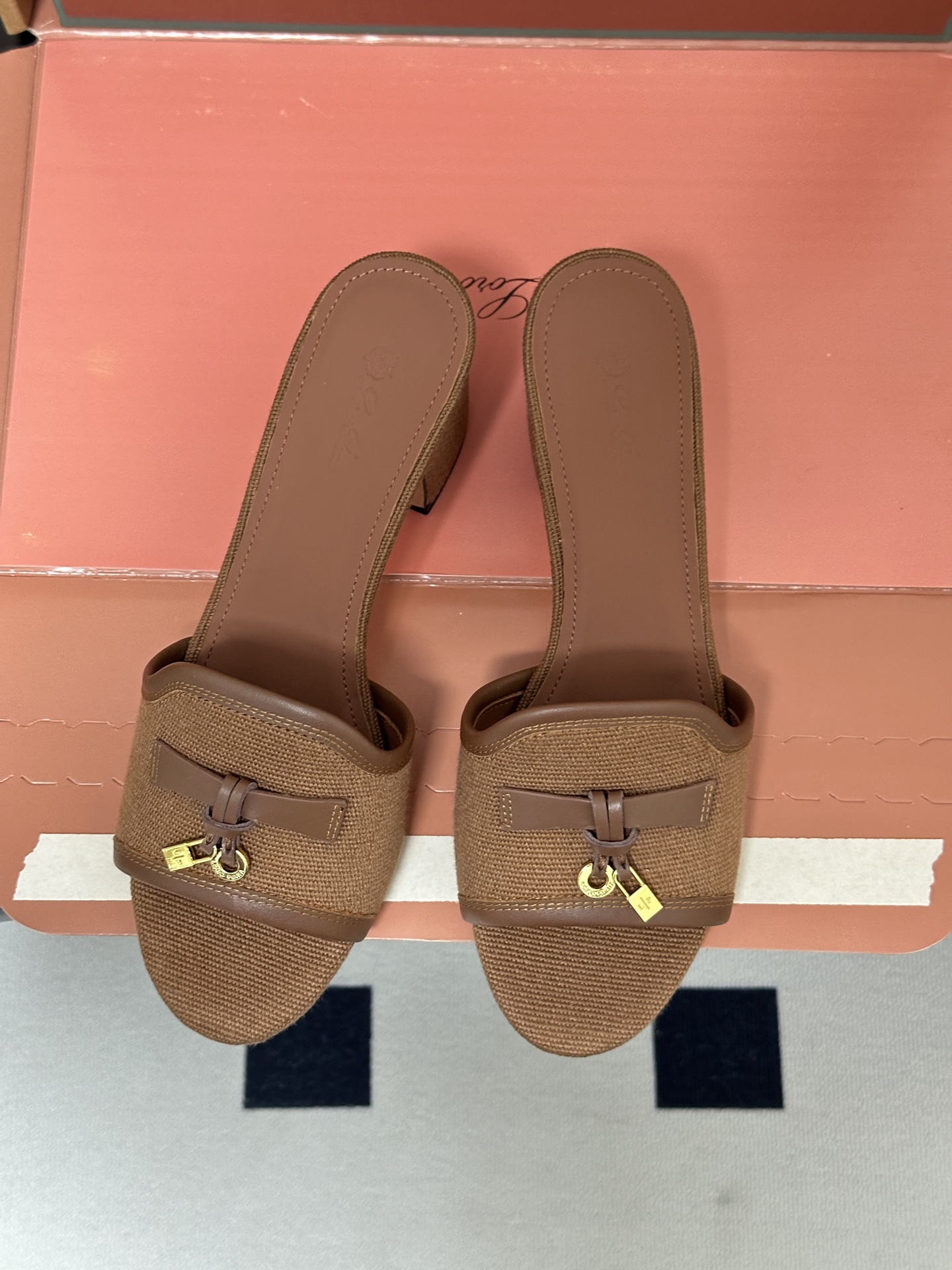 莞产（配高档飞机盒✈️）Loro Piana 诺悠翩雅 LP Summer Charms经典款平底拖鞋五
