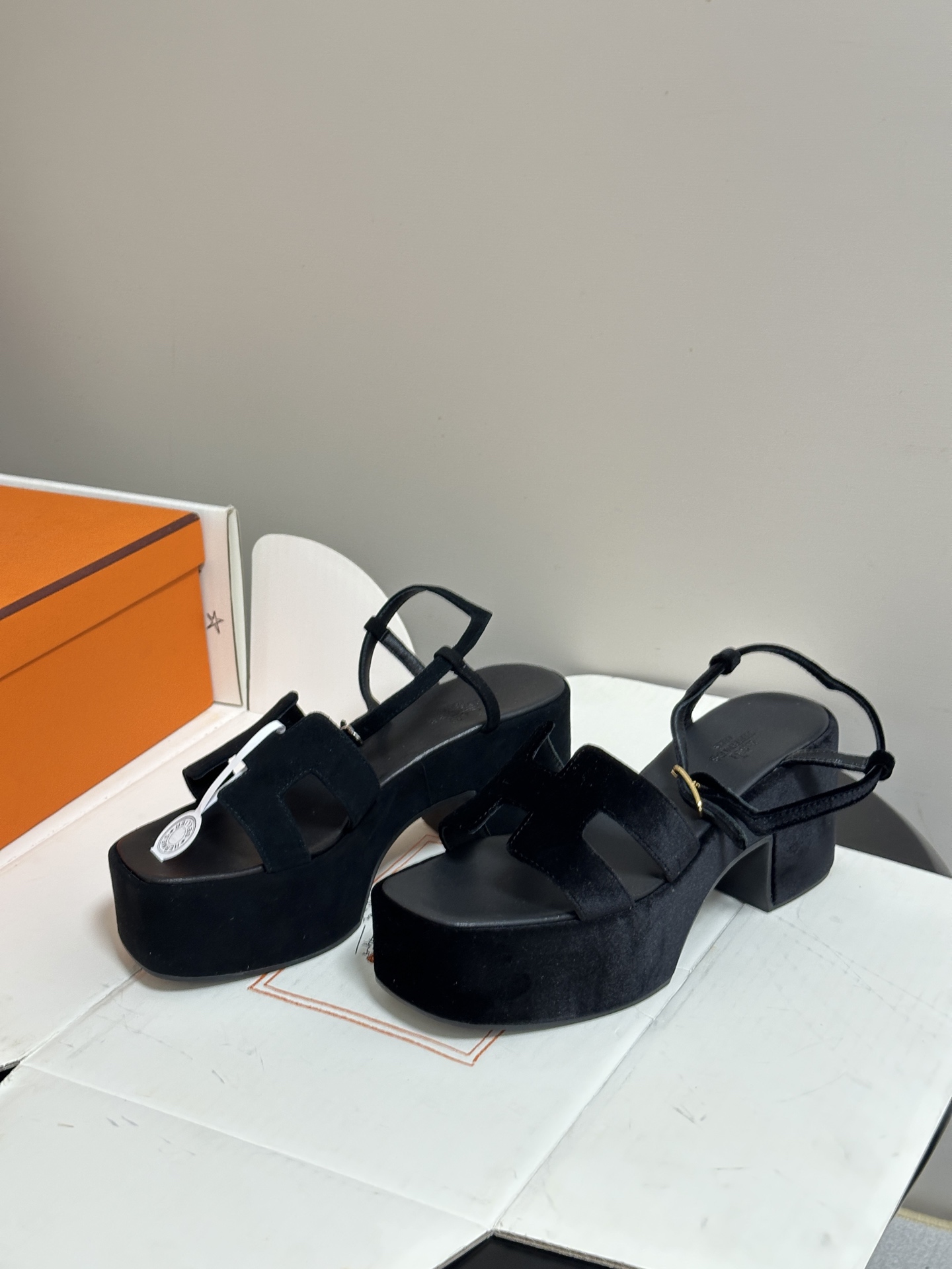 顶级品质(配高档飞机盒✈️)Hermes 爱马仕🐎 Jam30凉鞋系列 H家粗跟凉鞋 H 鞋面防水台高跟 顶级品质(配高档飞机盒✈️)Hermes 爱马仕🐎 Jam30凉鞋系列 H家粗跟凉鞋 H 鞋面防水台高跟