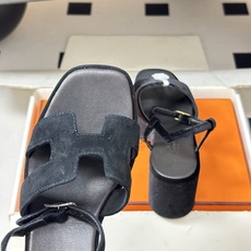 顶级品质(配高档飞机盒✈️)Hermes 爱马仕🐎 Jam30凉鞋系列 H家粗跟凉鞋 H 鞋面防水台高跟 顶级品质(配高档飞机盒✈️)Hermes 爱马仕🐎 Jam30凉鞋系列 H家粗跟凉鞋 H 鞋面防水台高跟