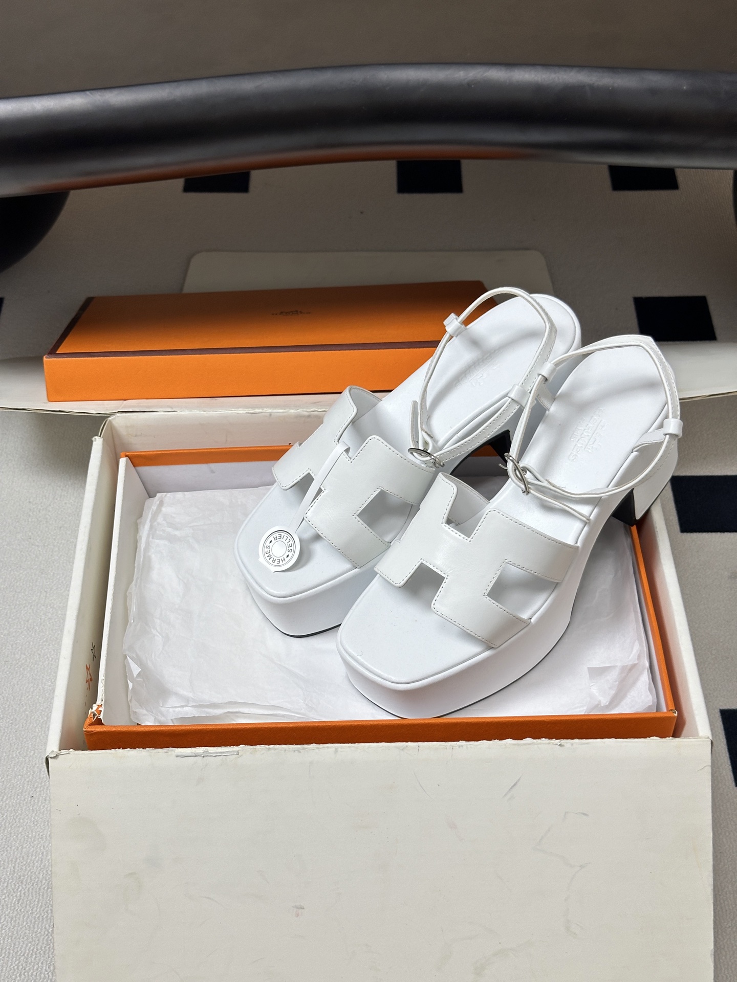 顶级品质(配高档飞机盒✈️)Hermes 爱马仕🐎 Jam30凉鞋系列 H家粗跟凉鞋 H 鞋面防水台高跟 顶级品质(配高档飞机盒✈️)Hermes 爱马仕🐎 Jam30凉鞋系列 H家粗跟凉鞋 H 鞋面防水台高跟