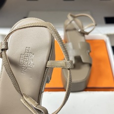 顶级品质(配高档飞机盒✈️)Hermes 爱马仕🐎 Jam30凉鞋系列 H家粗跟凉鞋 H 鞋面防水台高跟 顶级品质(配高档飞机盒✈️)Hermes 爱马仕🐎 Jam30凉鞋系列 H家粗跟凉鞋 H 鞋面防水台高跟