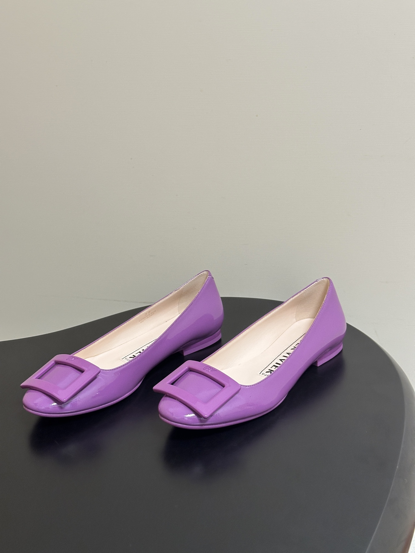 顶级品质2026早春新款 Roger vivier 罗杰维维亚 RV U Look漆皮芭蕾舞鞋圆头经典方 顶级品质2026早春新款 Roger vivier 罗杰维维亚 RV U Look漆皮芭蕾舞鞋圆头经典方