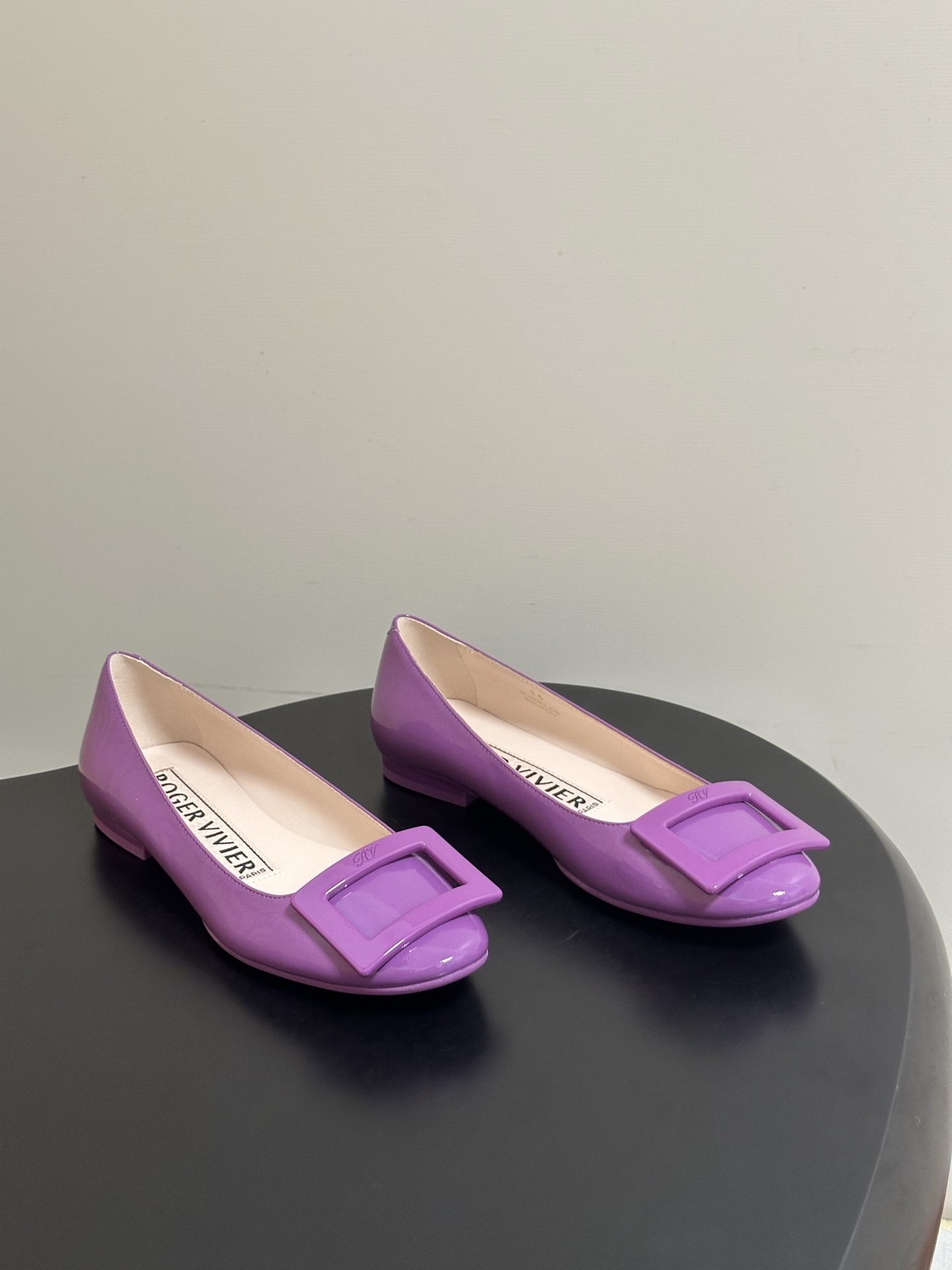 顶级品质2026早春新款 Roger vivier 罗杰维维亚 RV U Look漆皮芭蕾舞鞋圆头经典方