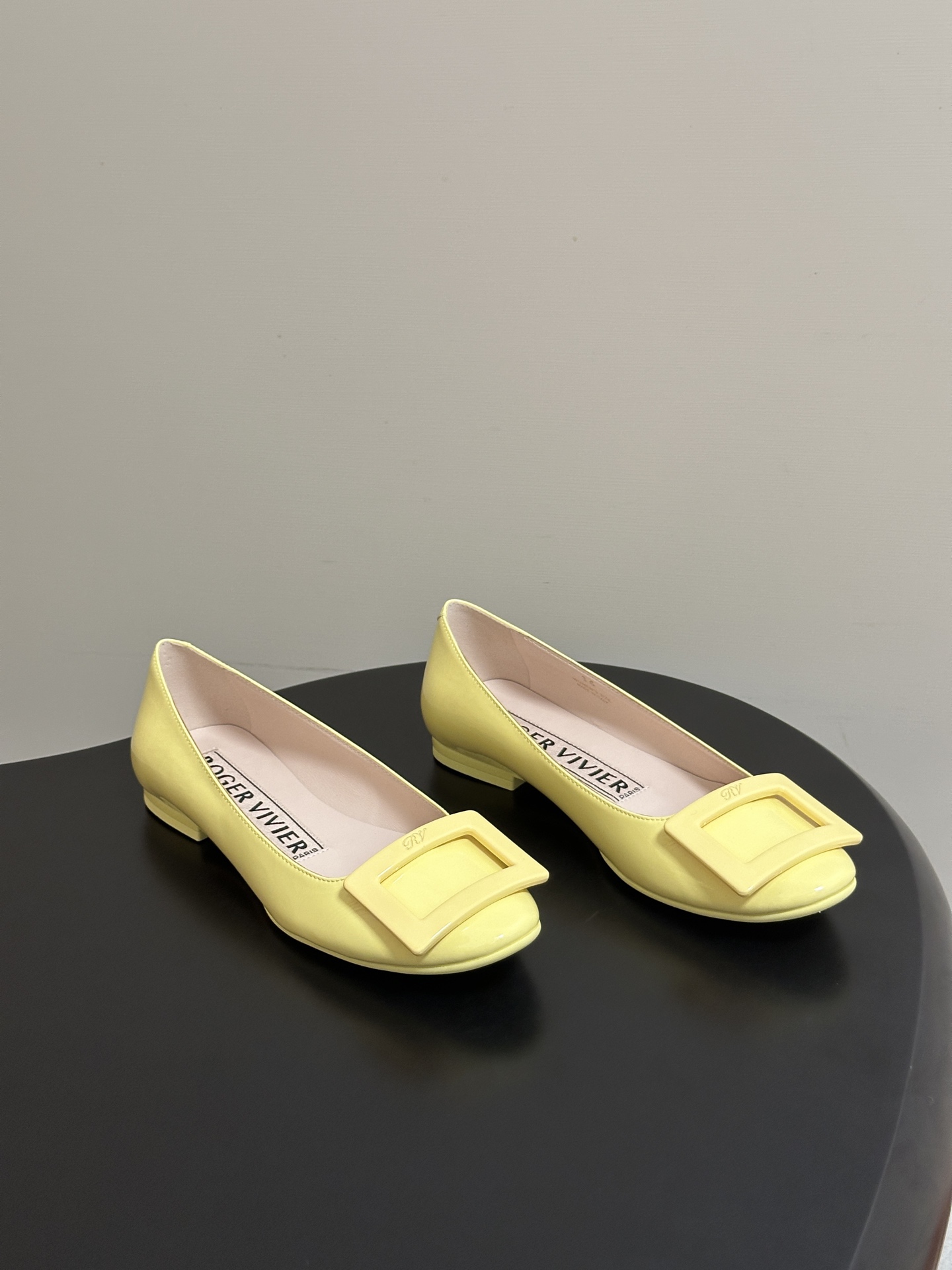 顶级品质2026早春新款 Roger vivier 罗杰维维亚 RV U Look漆皮芭蕾舞鞋圆头经典方