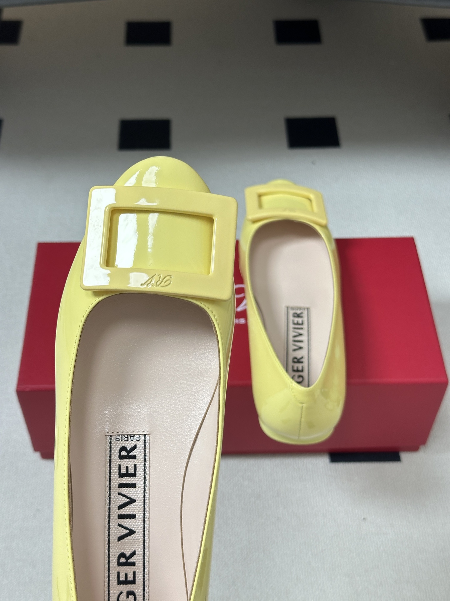 顶级品质2026早春新款 Roger vivier 罗杰维维亚 RV U Look漆皮芭蕾舞鞋圆头经典方 顶级品质2026早春新款 Roger vivier 罗杰维维亚 RV U Look漆皮芭蕾舞鞋圆头经典方