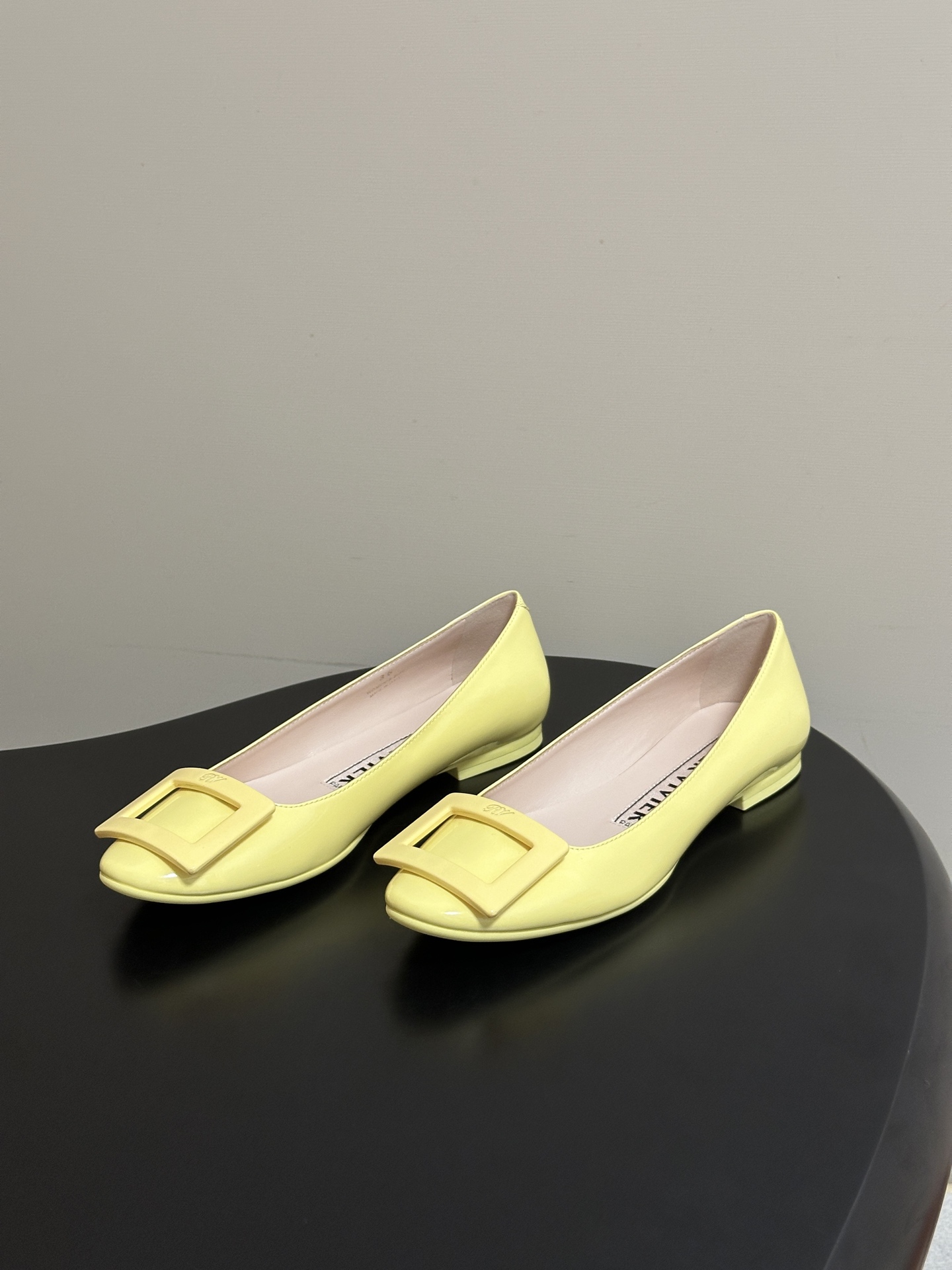 顶级品质2026早春新款 Roger vivier 罗杰维维亚 RV U Look漆皮芭蕾舞鞋圆头经典方 顶级品质2026早春新款 Roger vivier 罗杰维维亚 RV U Look漆皮芭蕾舞鞋圆头经典方