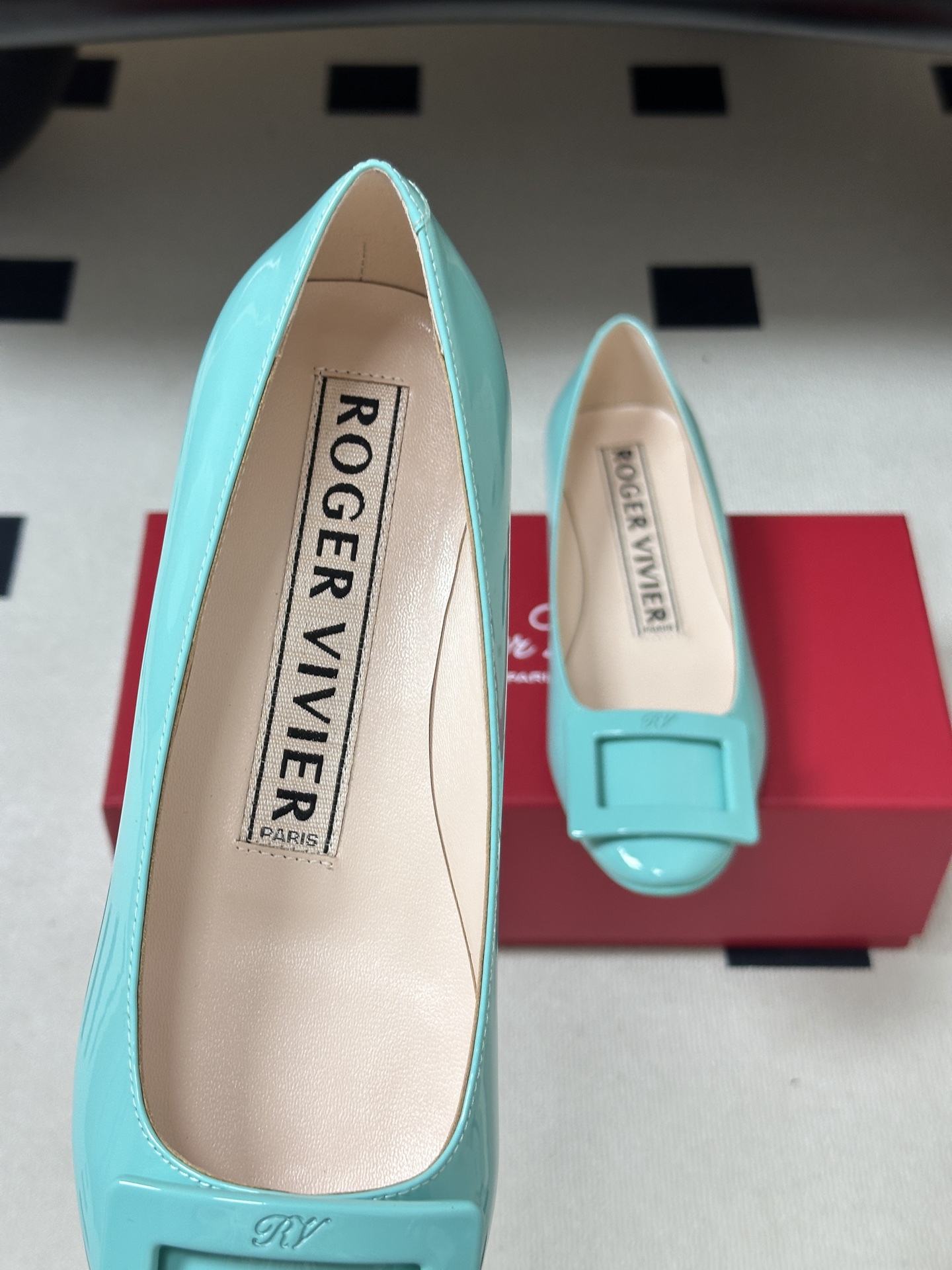 顶级品质2026早春新款 Roger vivier 罗杰维维亚 RV U Look漆皮芭蕾舞鞋圆头经典方 顶级品质2026早春新款 Roger vivier 罗杰维维亚 RV U Look漆皮芭蕾舞鞋圆头经典方