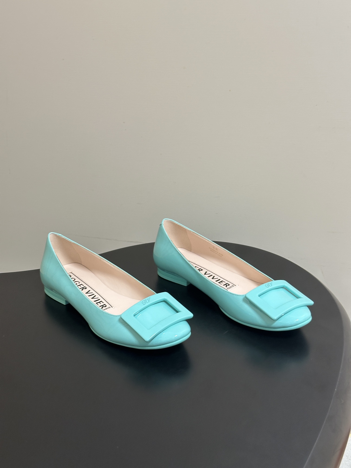 顶级品质2026早春新款 Roger vivier 罗杰维维亚 RV U Look漆皮芭蕾舞鞋圆头经典方