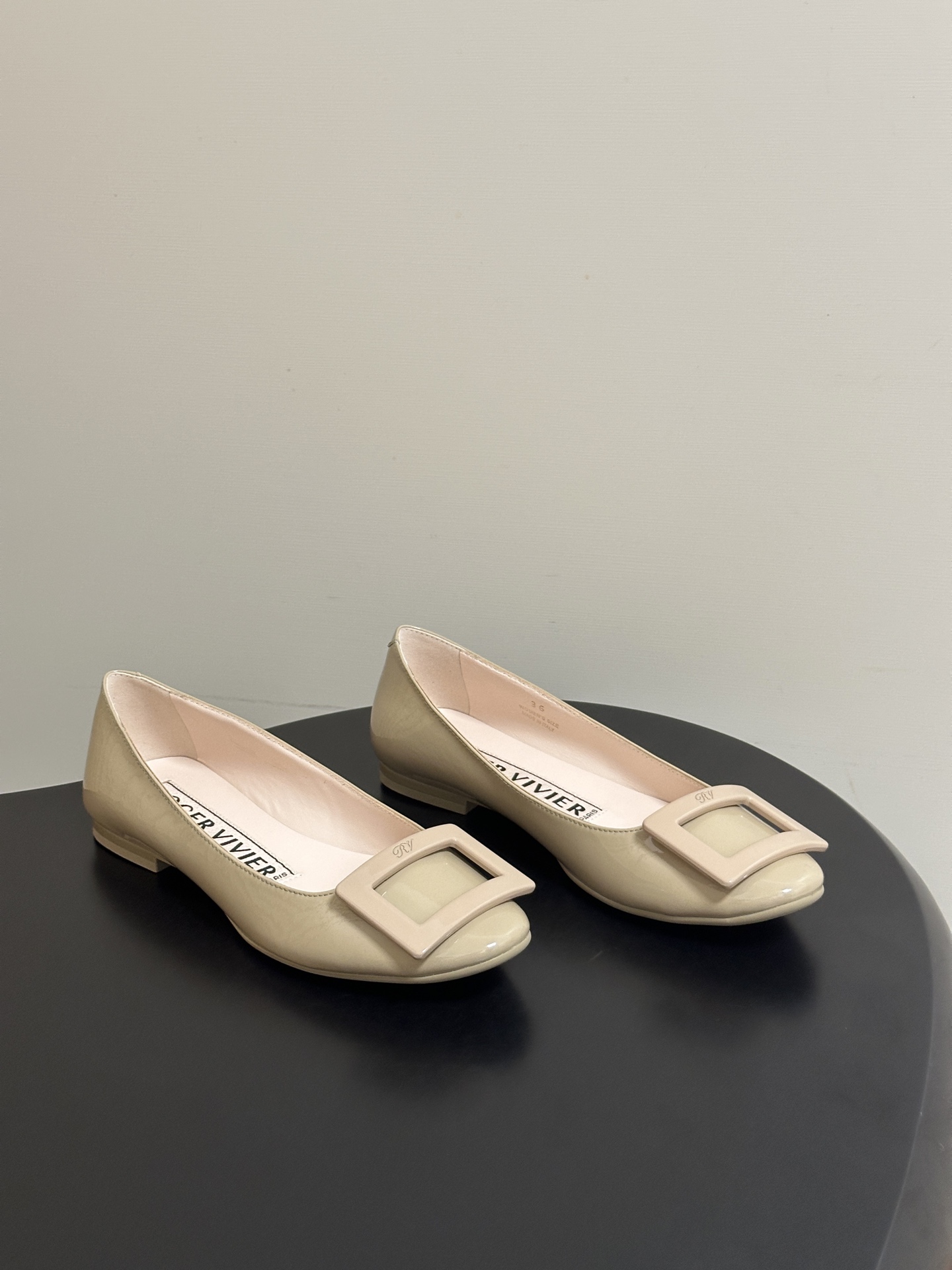 顶级品质2026早春新款 Roger vivier 罗杰维维亚 RV U Look漆皮芭蕾舞鞋圆头经典方