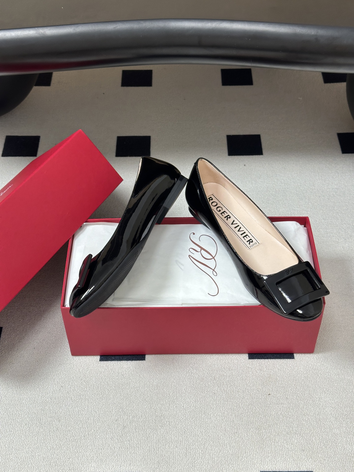 顶级品质2026早春新款 Roger vivier 罗杰维维亚 RV U Look漆皮芭蕾舞鞋圆头经典方