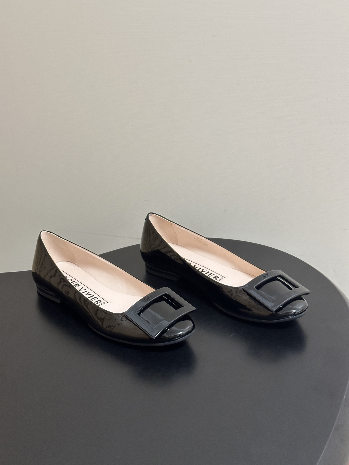 顶级品质2026早春新款 Roger vivier 罗杰维维亚 RV U Look漆皮芭蕾舞鞋圆头经典方