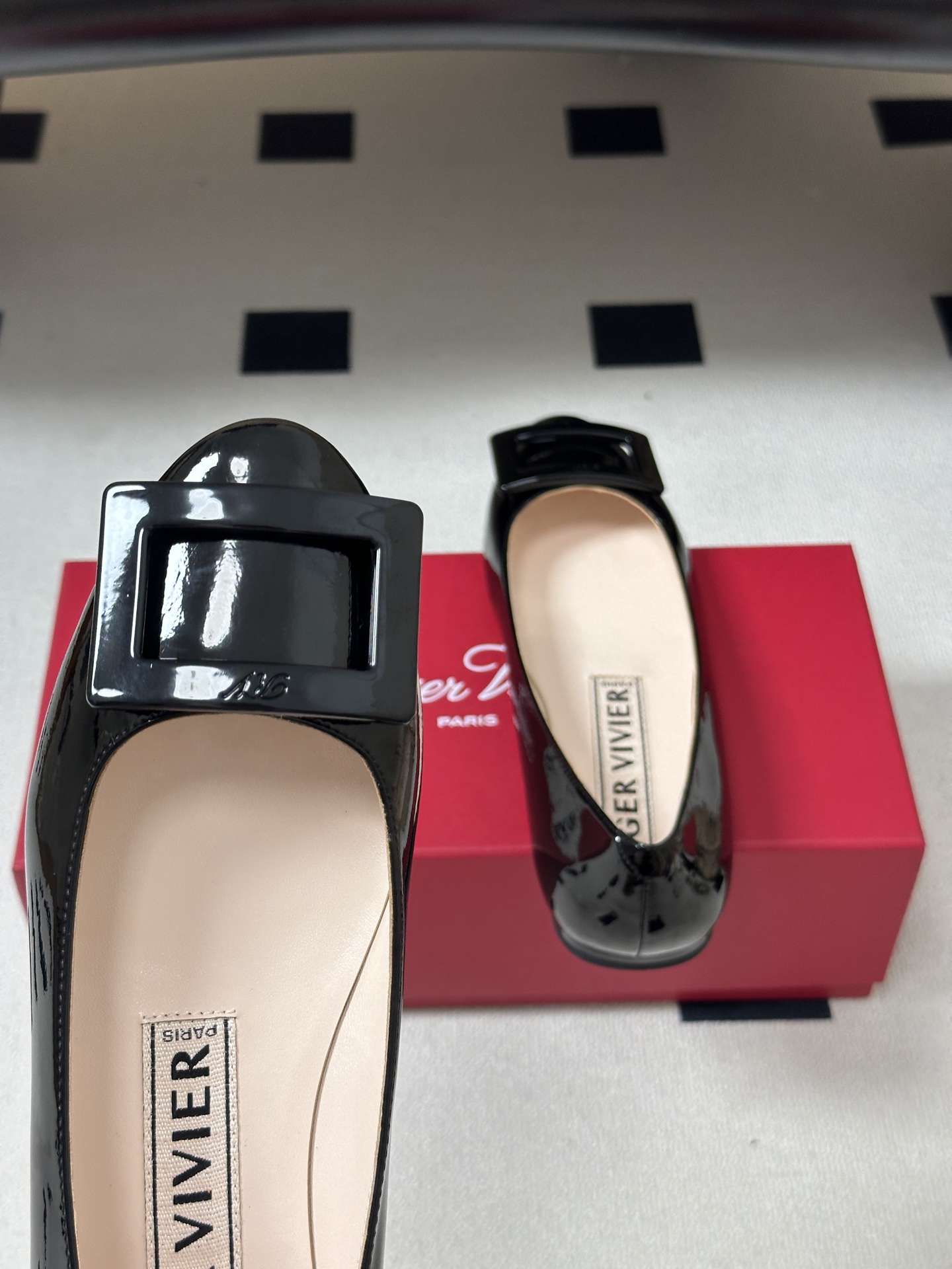 顶级品质2026早春新款 Roger vivier 罗杰维维亚 RV U Look漆皮芭蕾舞鞋圆头经典方