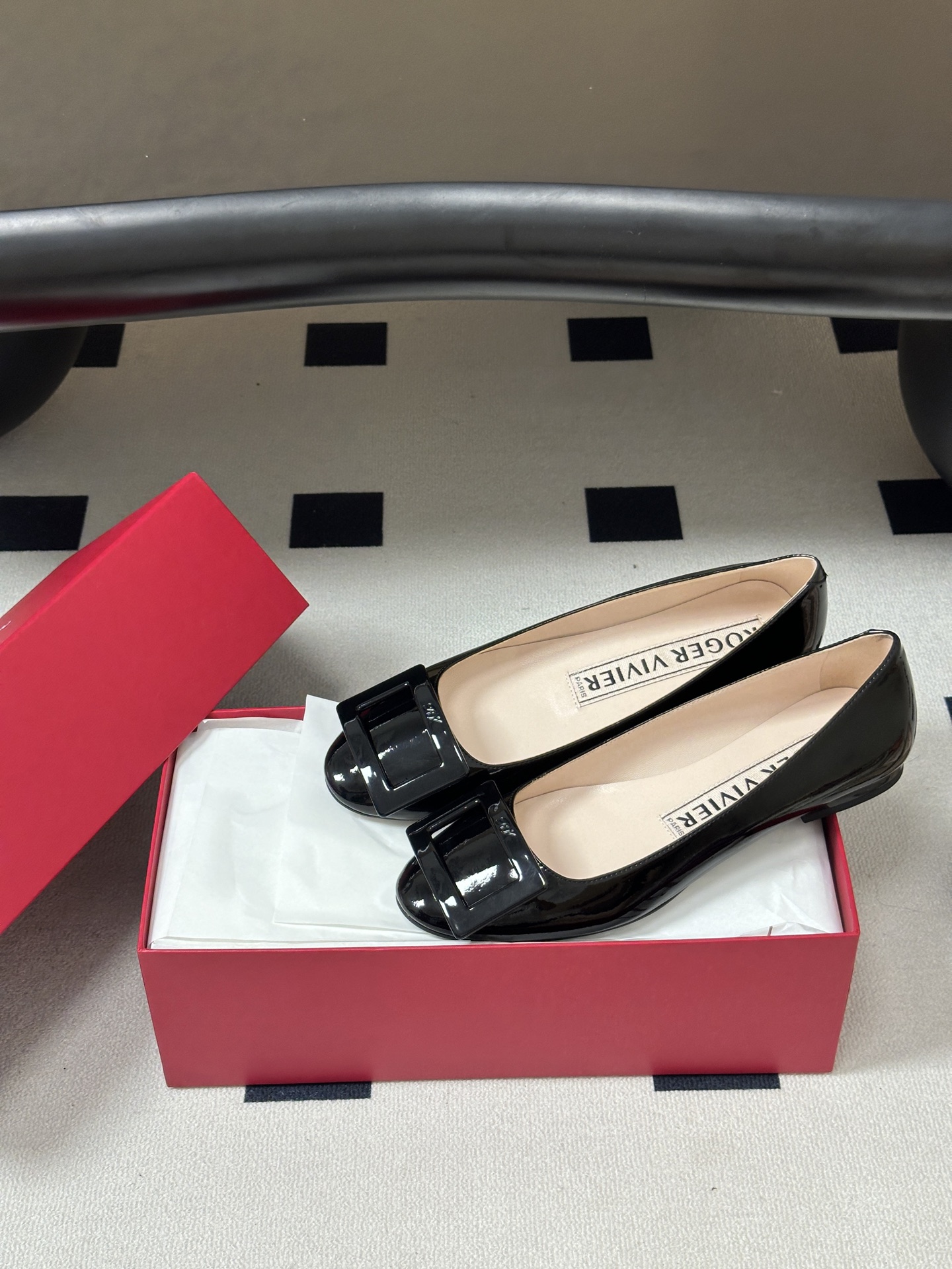 顶级品质2026早春新款 Roger vivier 罗杰维维亚 RV U Look漆皮芭蕾舞鞋圆头经典方