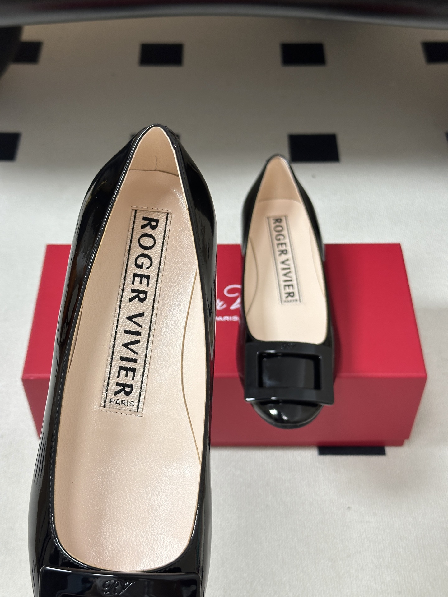 顶级品质2026早春新款 Roger vivier 罗杰维维亚 RV U Look漆皮芭蕾舞鞋圆头经典方