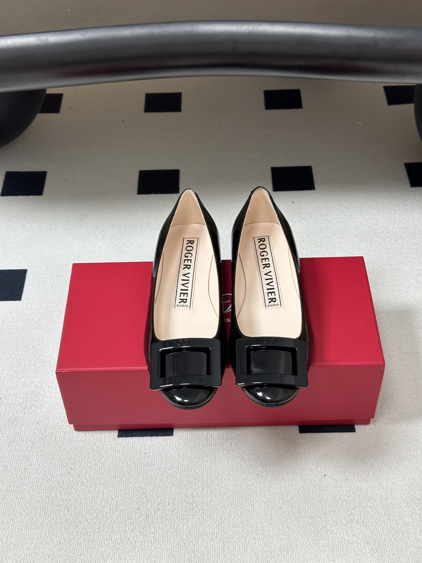 顶级品质2026早春新款 Roger vivier 罗杰维维亚 RV U Look漆皮芭蕾舞鞋圆头经典方