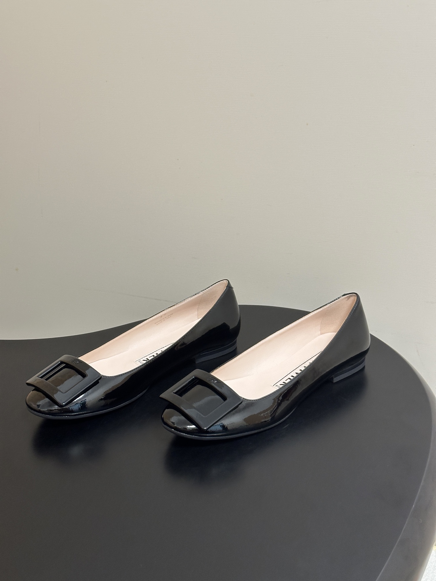 顶级品质2026早春新款 Roger vivier 罗杰维维亚 RV U Look漆皮芭蕾舞鞋圆头经典方